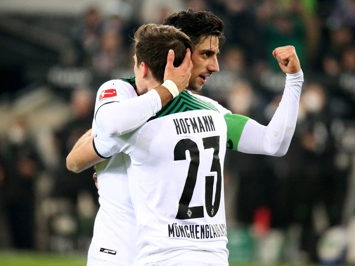 Lars Stindl (l.) und Jonas Hofmann freuen sich am Samstag (20. November 2021) gemeinsam über den 4:0-Sieg von Borussia Mönchengladbach gegen Greuther Fürth im Borussia-Park. Stindl zeigt die Faust.