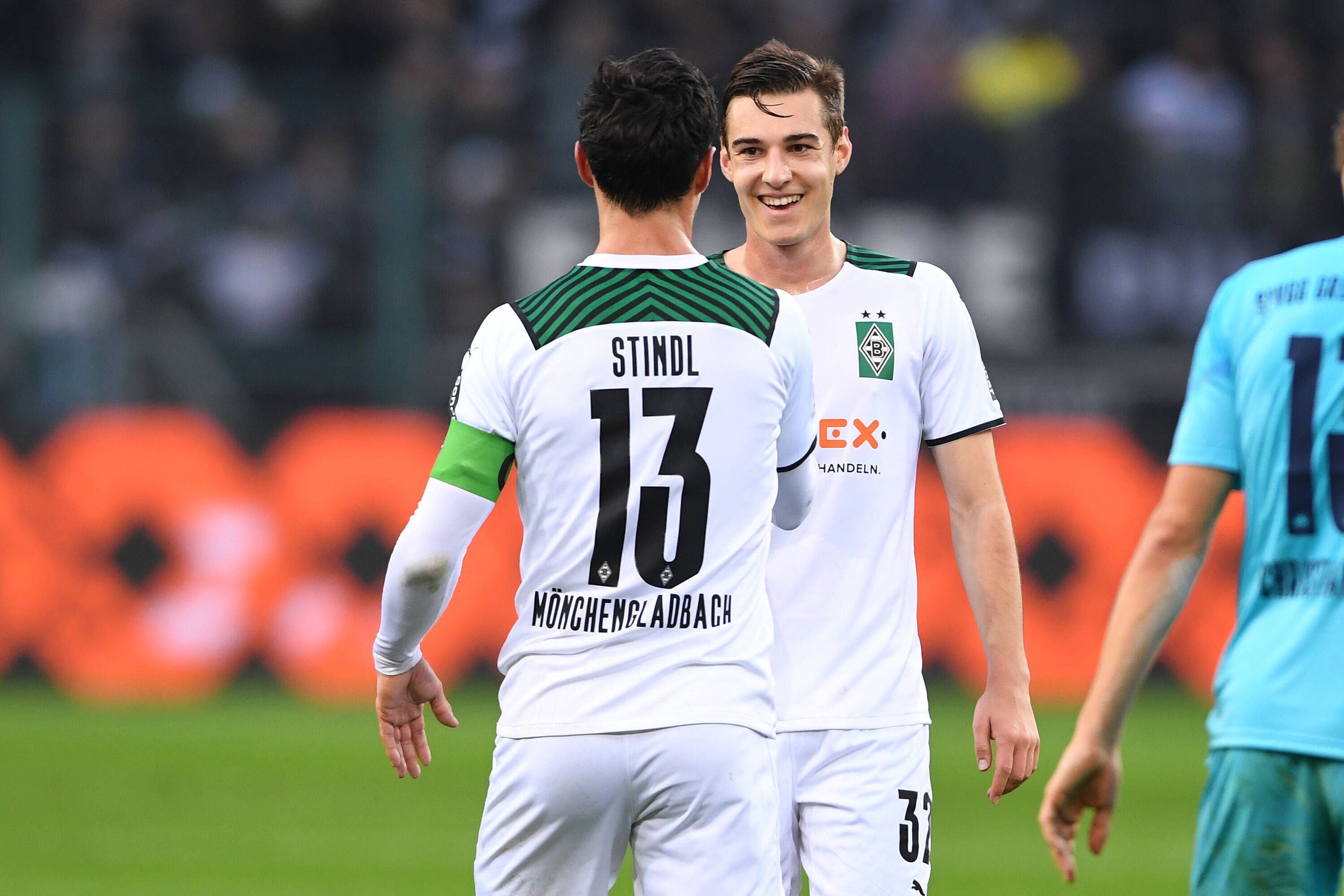 Kapitän Lars Stindl (l.) gratuliert seinem Team-Kollegen Florian Neuhaus (r.) zu dessen Kunstschuss-Tor beim 4:0-Sieg von Borussia Mönchengladbach gegen Greuther Fürth am 20. November 2021 im Borussia-Park. Neuhaus lacht.