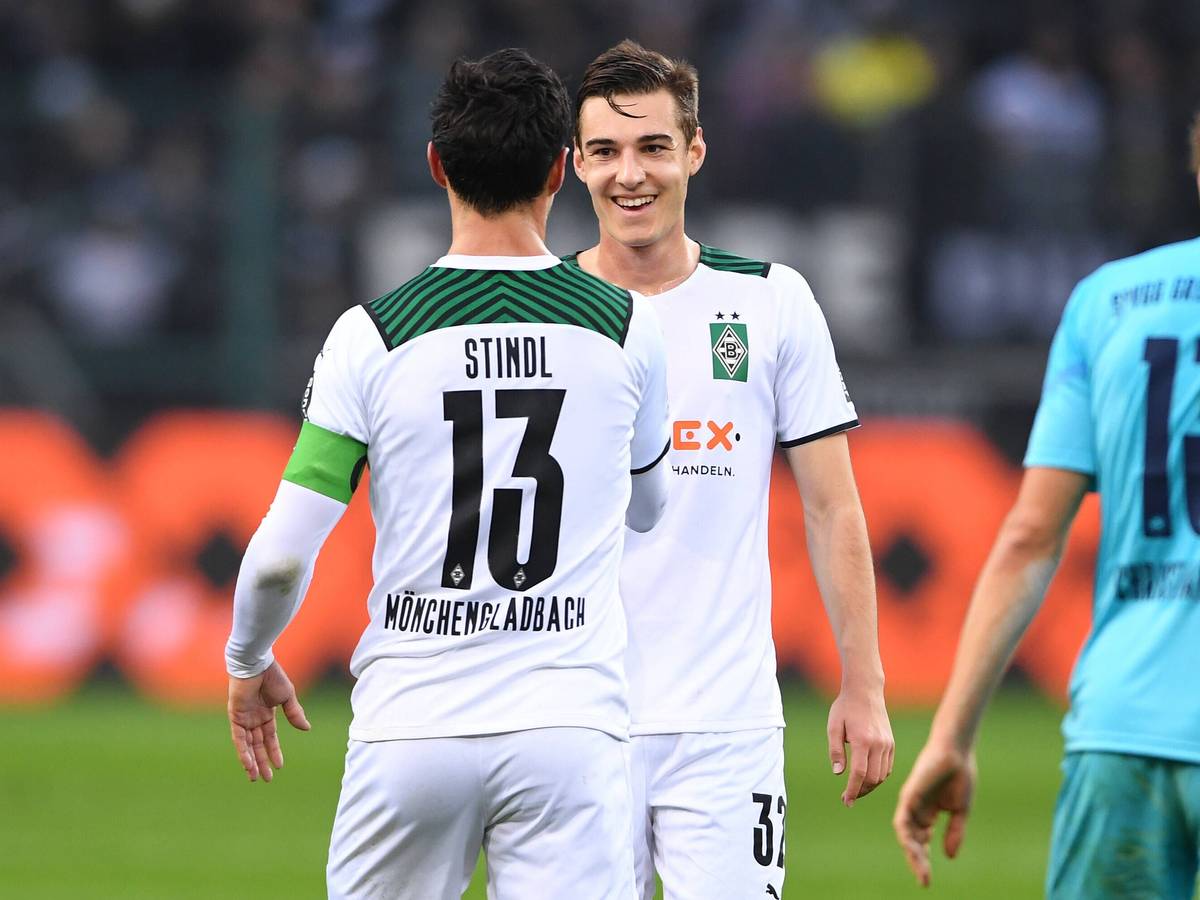 Kapitän Lars Stindl (l.) gratuliert seinem Team-Kollegen Florian Neuhaus (r.) zu dessen Kunstschuss-Tor beim 4:0-Sieg von Borussia Mönchengladbach gegen Greuther Fürth am 20. November 2021 im Borussia-Park. Neuhaus lacht.