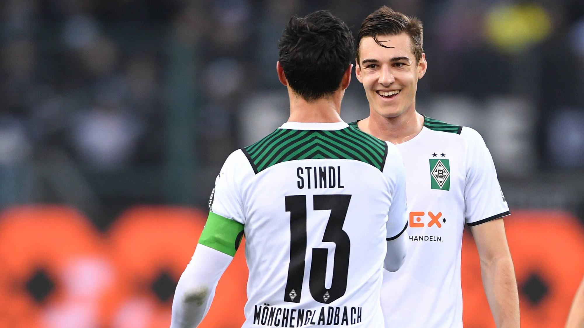 Kapitän Lars Stindl (l.) gratuliert seinem Team-Kollegen Florian Neuhaus (r.) zu dessen Kunstschuss-Tor beim 4:0-Sieg von Borussia Mönchengladbach gegen Greuther Fürth am 20. November 2021 im Borussia-Park. Neuhaus lacht.