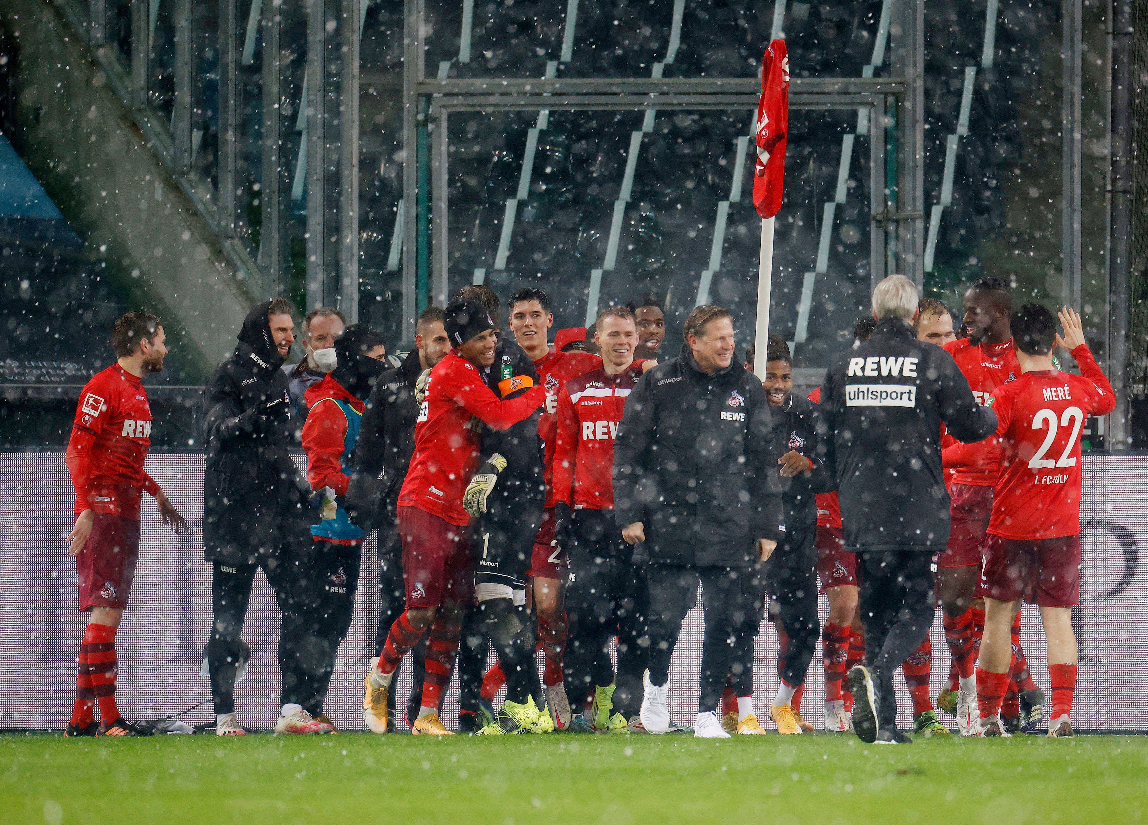 Am 6. Februar 2021 feiert der 1. FC Köln seinen Sensations-Derby-Sieg beim Erzrivalen Borussia Mönchengladbach. Die FC-Akteure rächen sich im Borussia-Park mit dem Eckfahnen-Jubel, den die Gladbacher nach Derby-Siegen ins Leben gerufen hatten, für die Demütigungen zuvor. Der damalige FC-Trainer Markus Gisdol (Mitte) lacht.