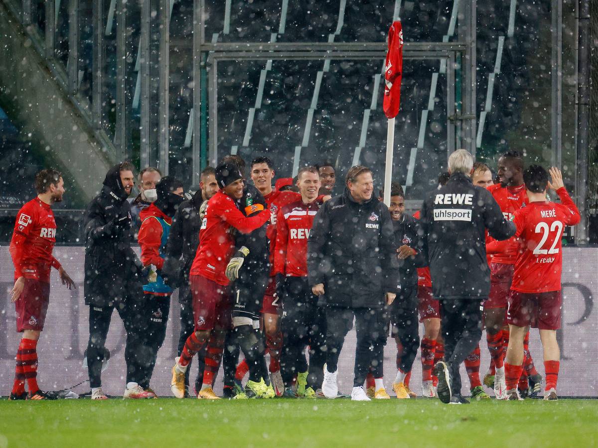 Am 6. Februar 2021 feiert der 1. FC Köln seinen Sensations-Derby-Sieg beim Erzrivalen Borussia Mönchengladbach. Die FC-Akteure rächen sich im Borussia-Park mit dem Eckfahnen-Jubel, den die Gladbacher nach Derby-Siegen ins Leben gerufen hatten, für die Demütigungen zuvor. Der damalige FC-Trainer Markus Gisdol (Mitte) lacht.