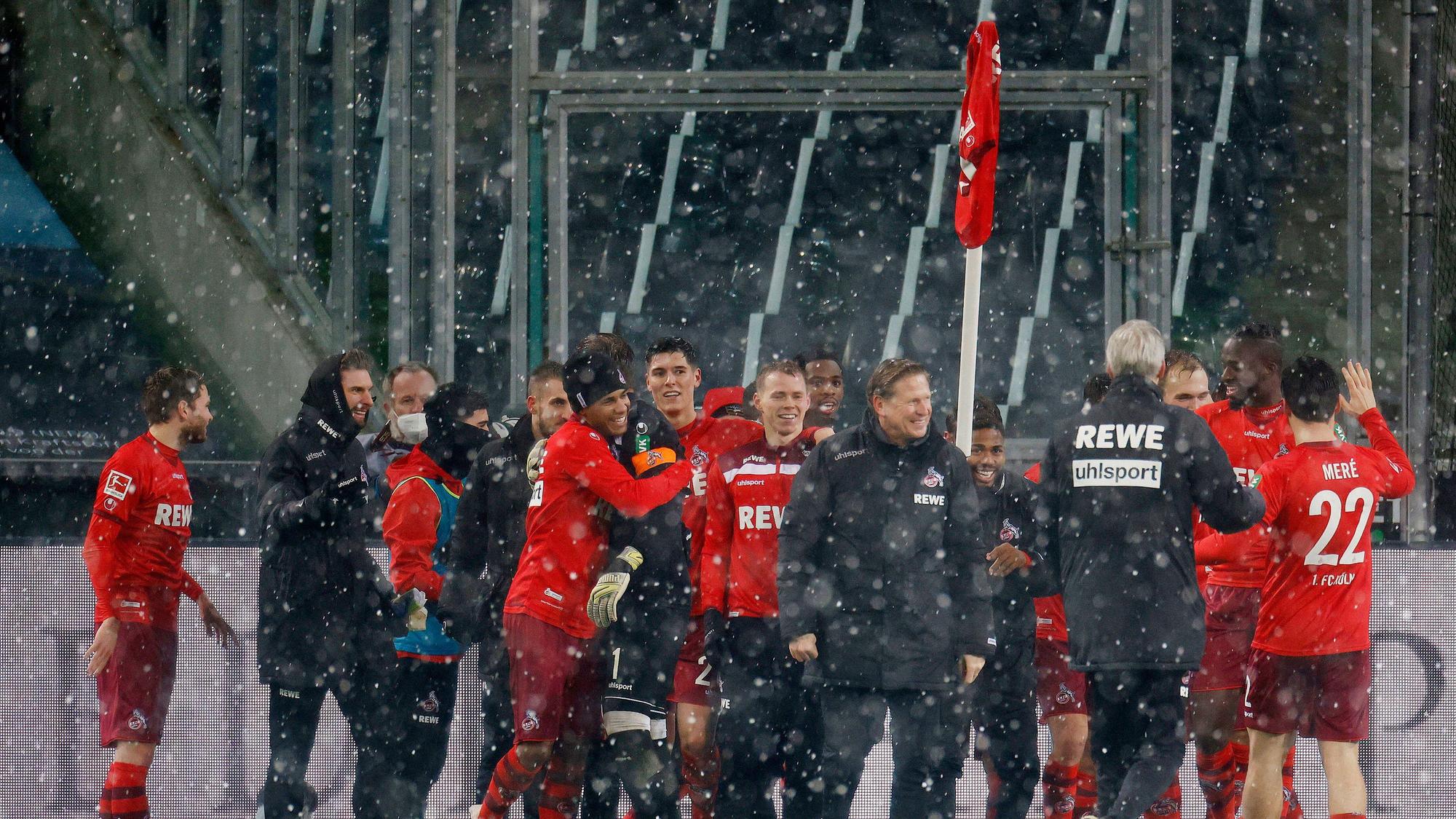 Am 6. Februar 2021 feiert der 1. FC Köln seinen Sensations-Derby-Sieg beim Erzrivalen Borussia Mönchengladbach. Die FC-Akteure rächen sich im Borussia-Park mit dem Eckfahnen-Jubel, den die Gladbacher nach Derby-Siegen ins Leben gerufen hatten, für die Demütigungen zuvor. Der damalige FC-Trainer Markus Gisdol (Mitte) lacht.