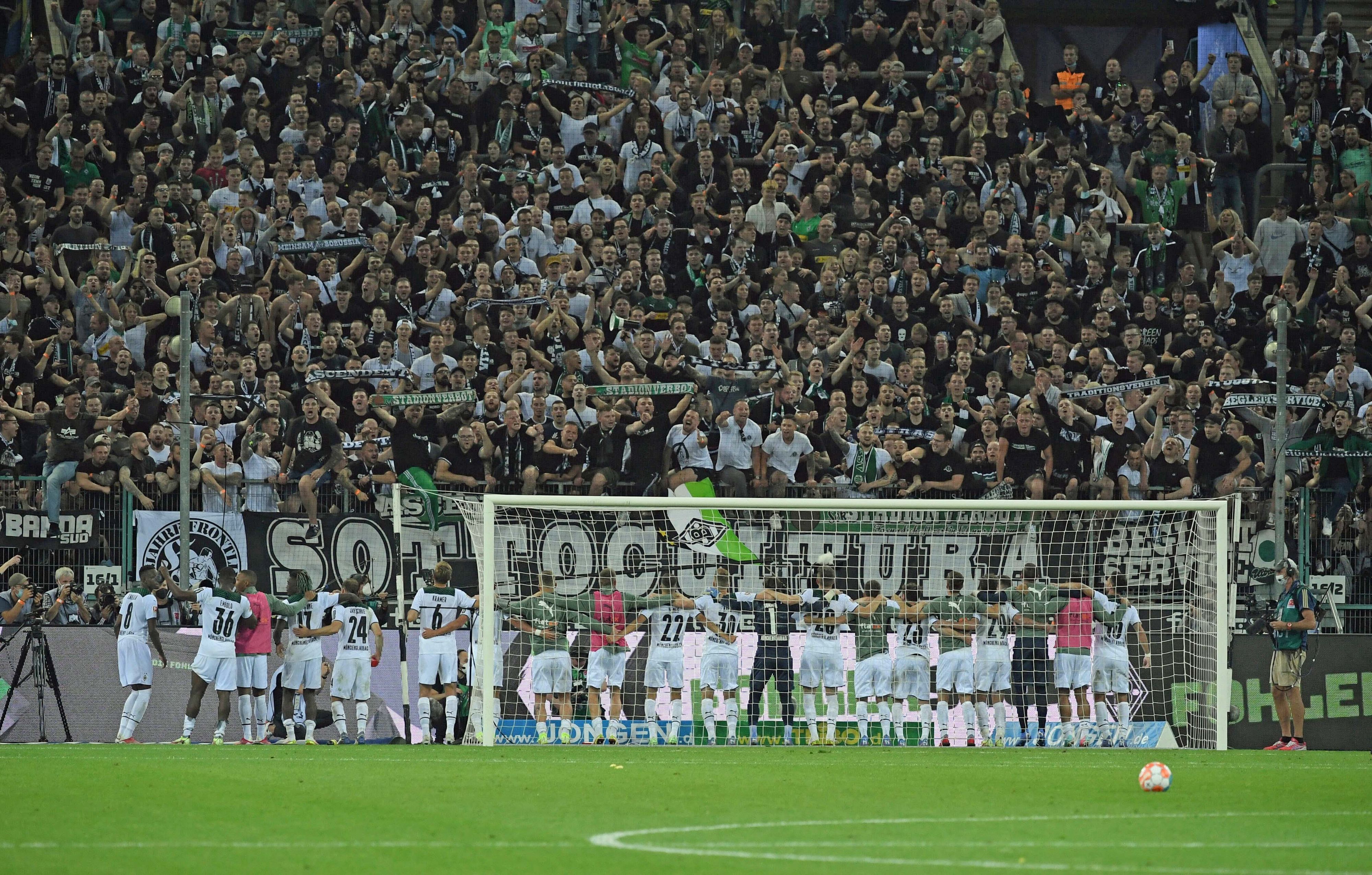 Die Profis von Fußball-Bundesligist Borussia Mönchengladbach feiern gemeinsam mit den Fohlen-Fans in der Nordkurve. Dieses Foto aus dem Borussia-Park stammt vom 25. September 2019. Die Spieler stehen gemeinsam vor den Ultras.