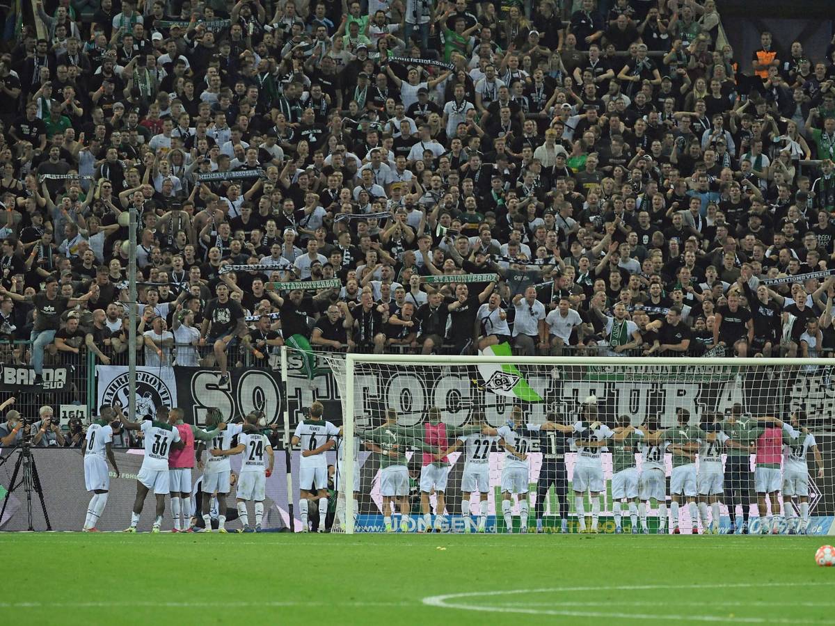 Die Profis von Fußball-Bundesligist Borussia Mönchengladbach feiern gemeinsam mit den Fohlen-Fans in der Nordkurve. Dieses Foto aus dem Borussia-Park stammt vom 25. September 2019. Die Spieler stehen gemeinsam vor den Ultras.