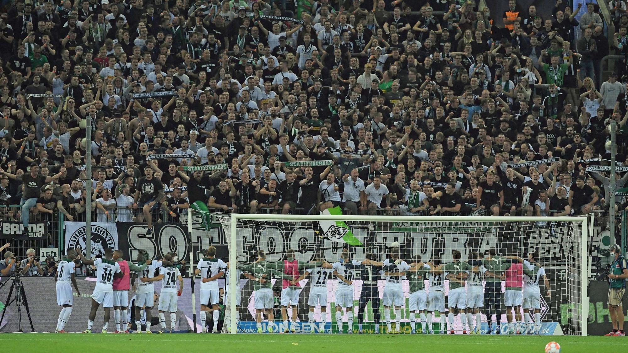 Die Profis von Fußball-Bundesligist Borussia Mönchengladbach feiern gemeinsam mit den Fohlen-Fans in der Nordkurve. Dieses Foto aus dem Borussia-Park stammt vom 25. September 2019. Die Spieler stehen gemeinsam vor den Ultras.