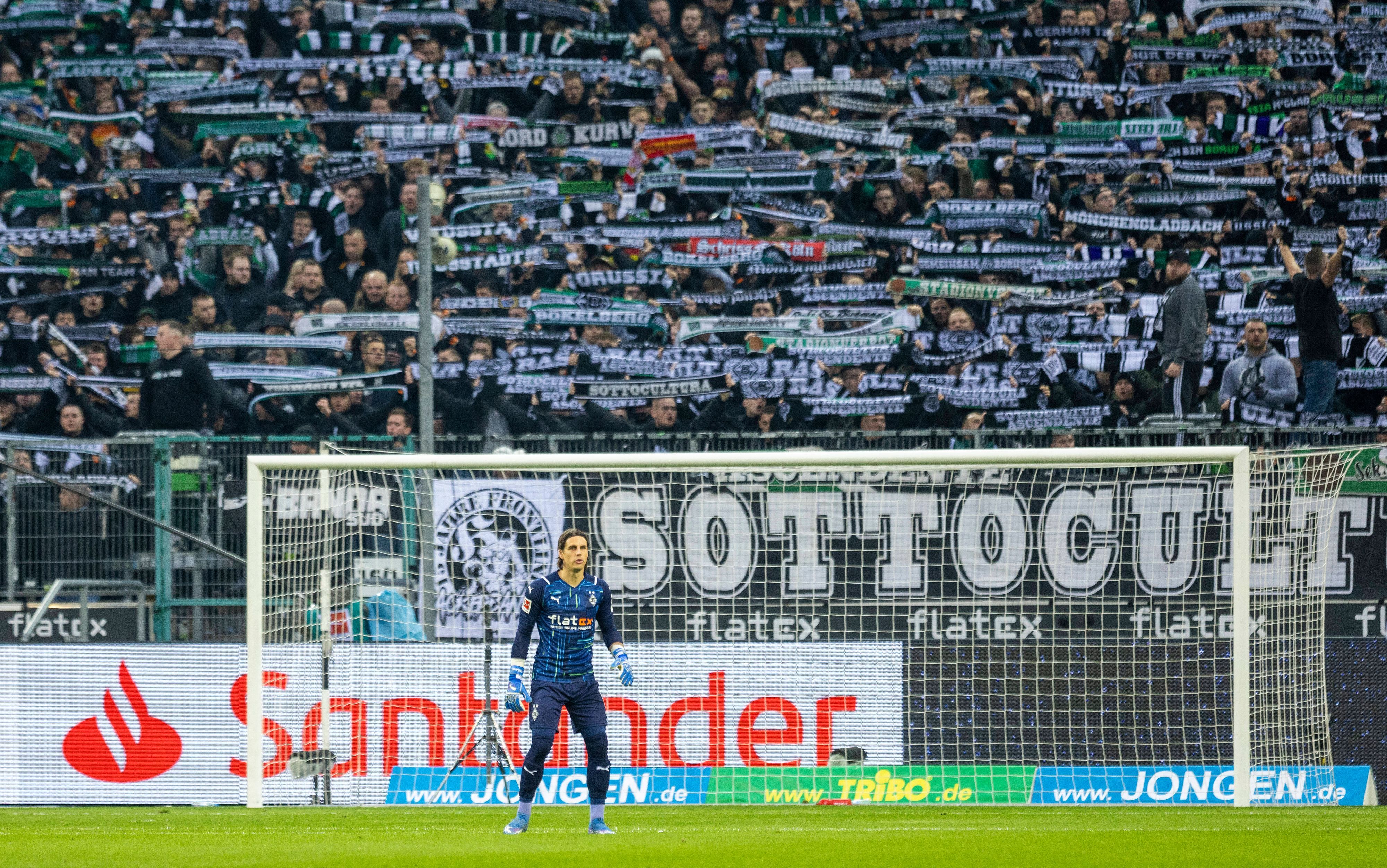 Keeper Yann Sommer von Fußball-Bundesligist Borussia Mönchengladbach. Auf diesem Foto ist der Schweizer Nationalspieler am 20. November 2021 im Borussia-Park, vor den Fans in der Nordkurve stehend, zu sehen. Sommer schaut auf das Spielfeld.
