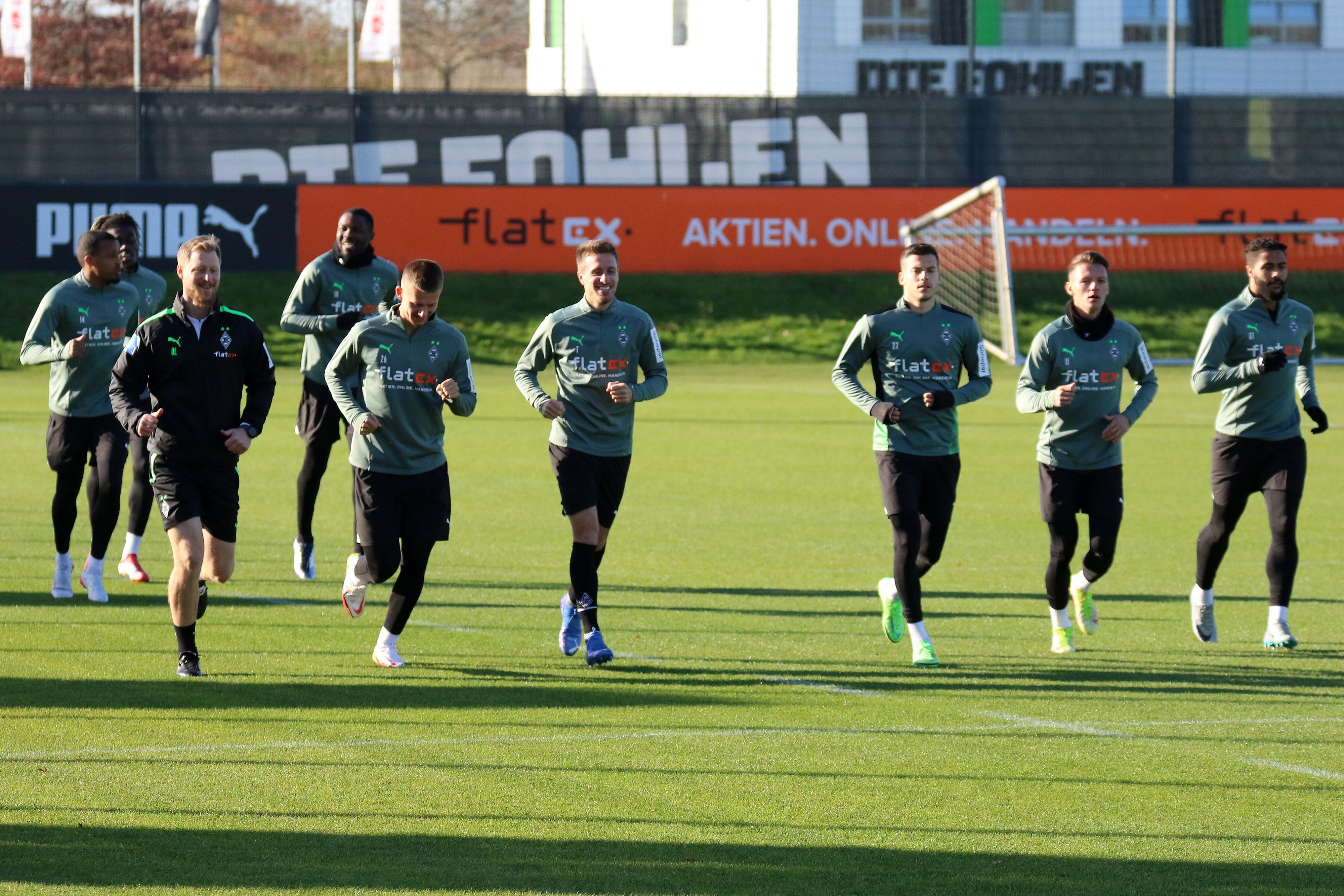 Ein Teil des Teams von Borussia Mönchengladbach läuft in zwei Reihen beim Training auf dem Gelände des Borussia-Parks am 9. November 2021.