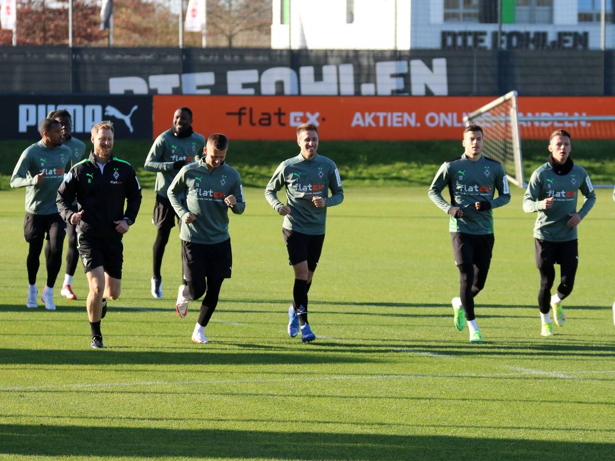 Ein Teil des Teams von Borussia Mönchengladbach läuft in zwei Reihen beim Training auf dem Gelände des Borussia-Parks am 9. November 2021.