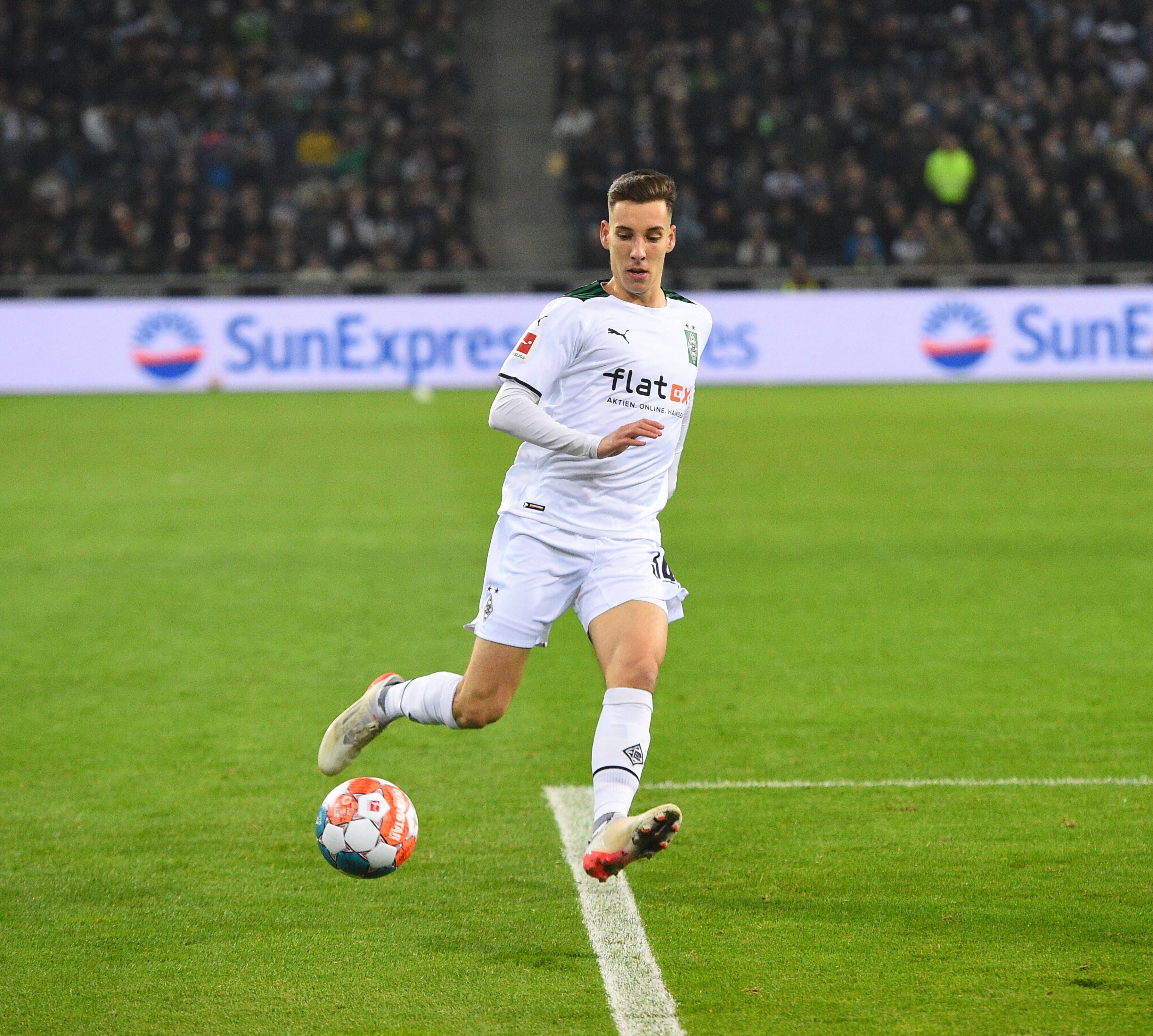 Conor Noß, hier am 20. November 2021, spielt den Ball im Duell von Borussia Mönchengladbach gegen Greuther Fürth im heimischen Borussia-Park.
