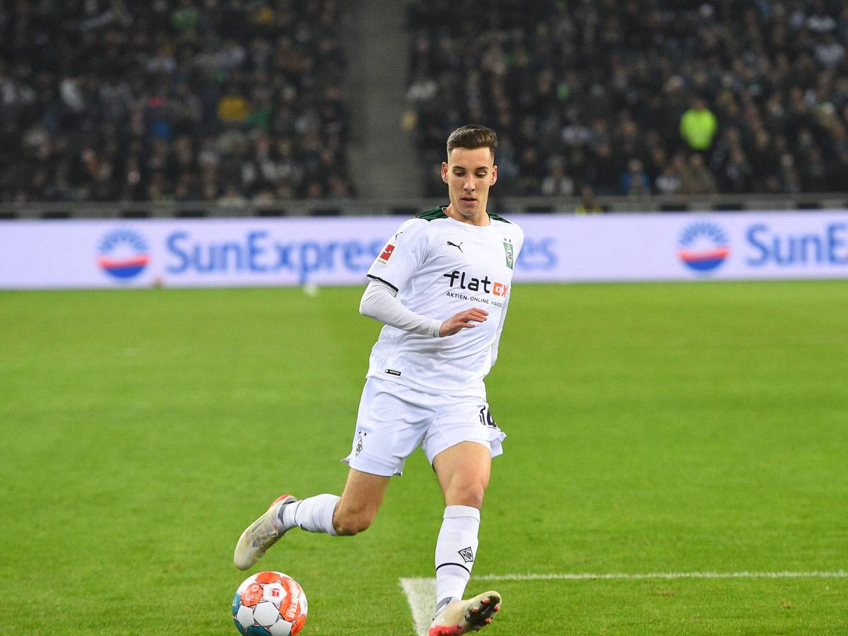 Conor Noß, hier am 20. November 2021, spielt den Ball im Duell von Borussia Mönchengladbach gegen Greuther Fürth im heimischen Borussia-Park.