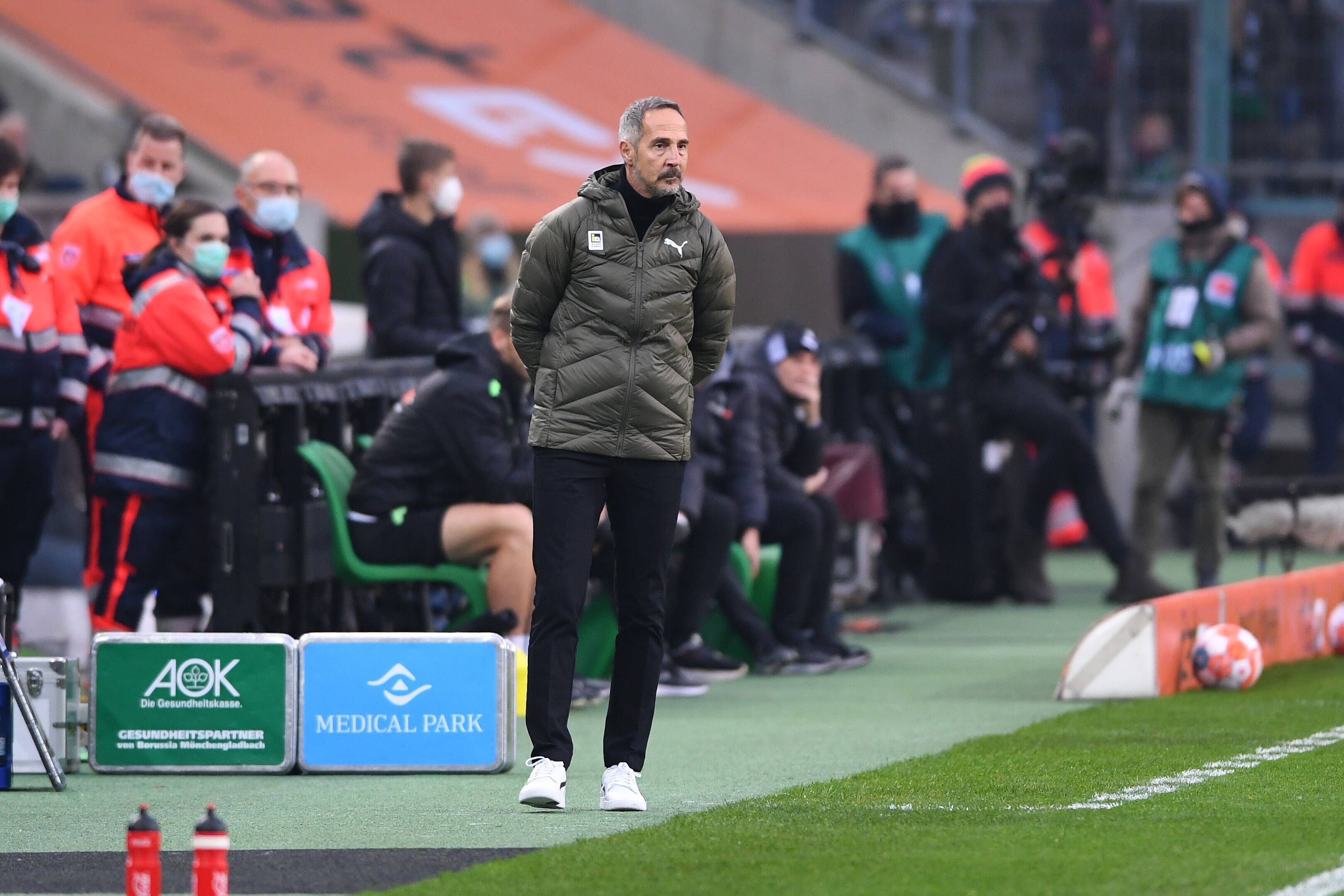 Adi Hütter, Cheftrainer von Fußball-Bundesligist Borussia Mönchengladbach, am 20. November 2021 im Borussia-Park. Hütter steht an der Seitenlinie des Spielfeldes.