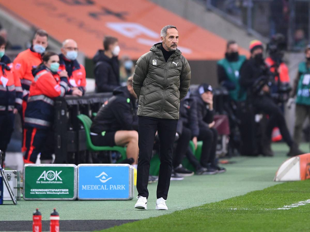 Adi Hütter, Cheftrainer von Fußball-Bundesligist Borussia Mönchengladbach, am 20. November 2021 im Borussia-Park. Hütter steht an der Seitenlinie des Spielfeldes.
