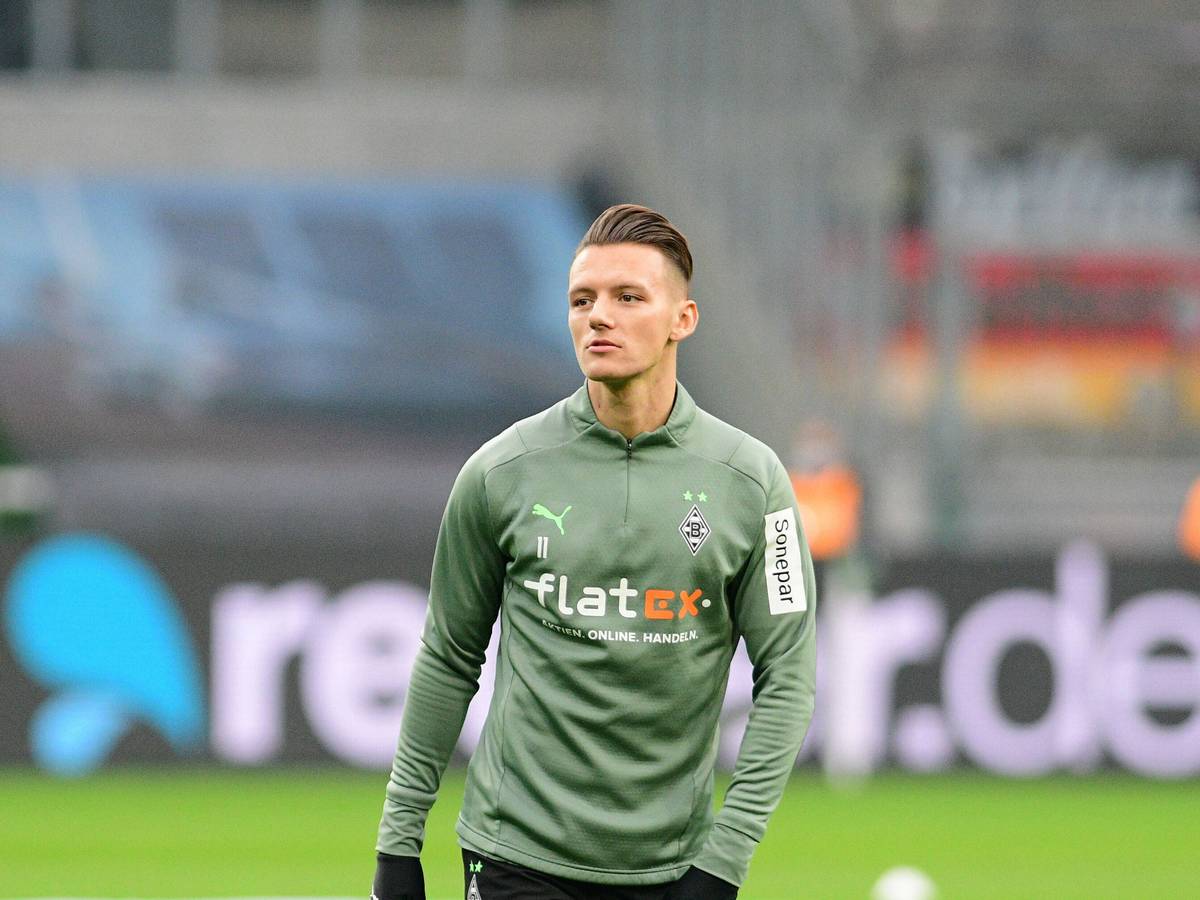 Hannes Wolf beim Aufwärmen für das Spiel von Borussia Mönchengladbach gegen Greuther Fürth am 20. November 2021.