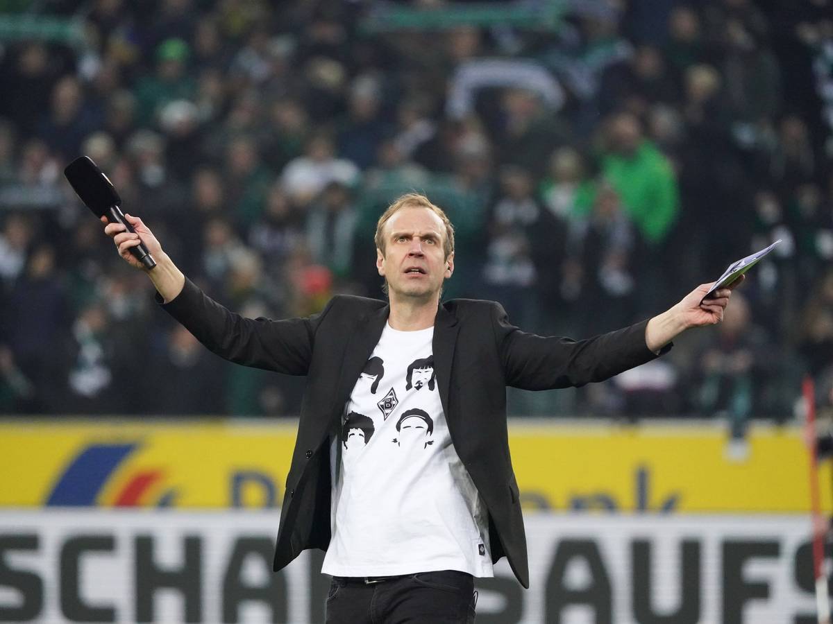 Schauspieler und Moderator Torsten Knippertz, Stadionsprecher von Fußball-Bundesligist Borussia Mönchengladbach. Hier zu sehen am 7. März 2020. Knippertz macht eine Geste mit seinen Armen.