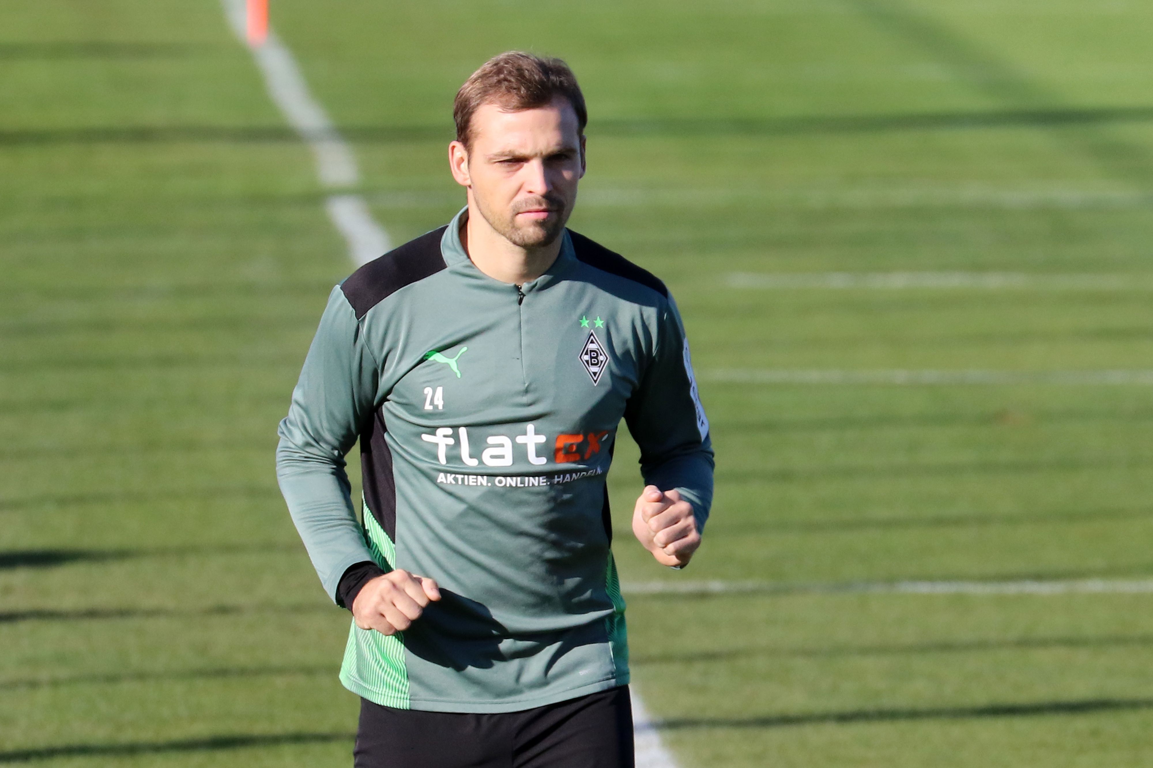 Tony Jantschke joggt bei einer Trainingseinheit von Borussia Mönchengladbach am 9. November 2021 um den Trainingsplatz im Borussia-Park.
