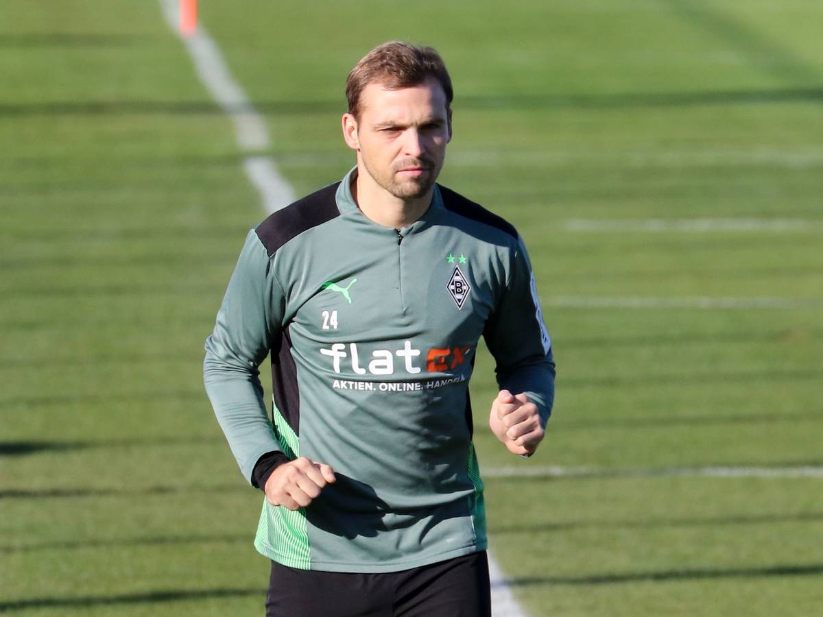 Tony Jantschke joggt bei einer Trainingseinheit von Borussia Mönchengladbach am 9. November 2021 um den Trainingsplatz im Borussia-Park.