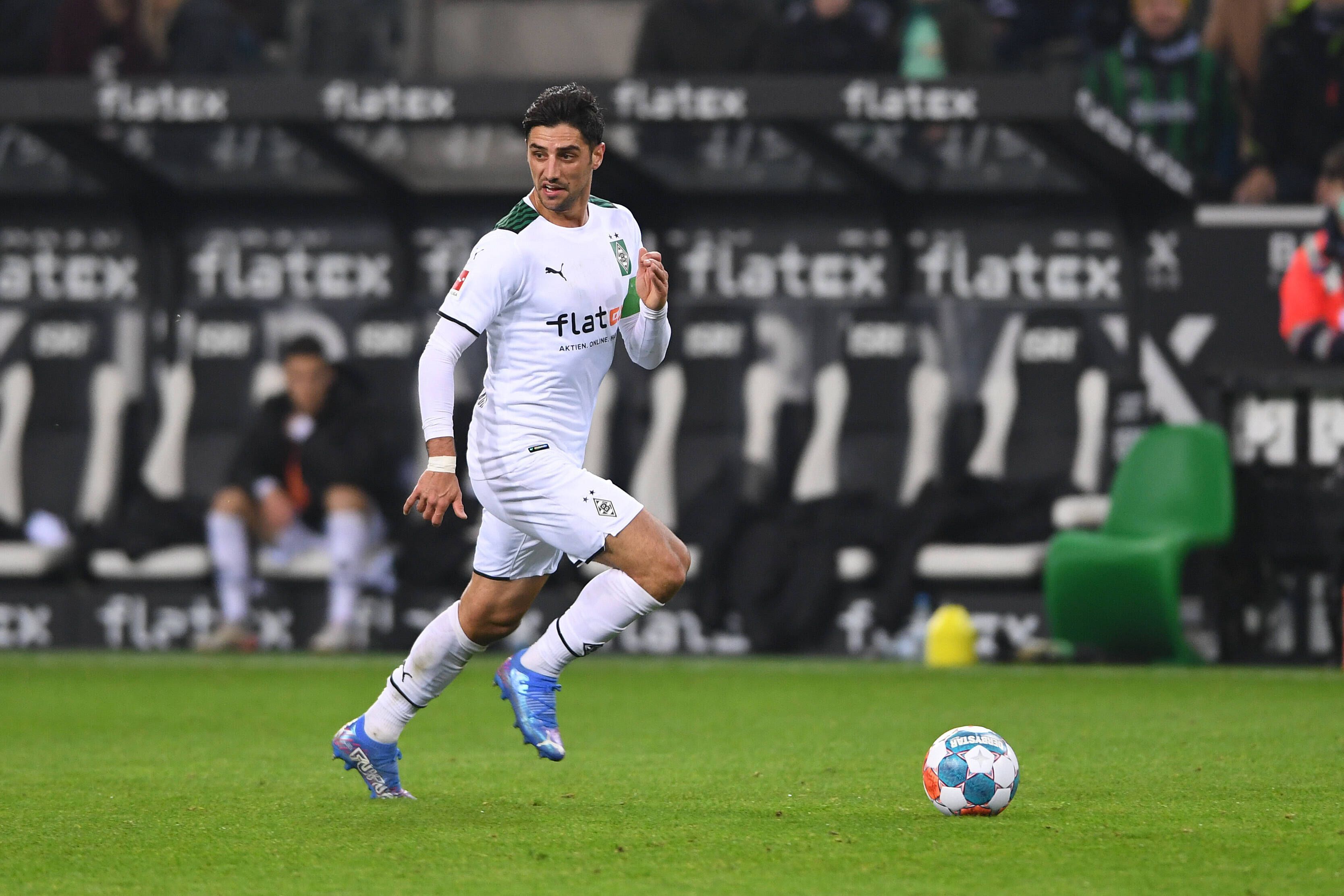 Lars Stindl von Borussia Mönchengladbach, läuft am 20. November 2021 mit dem Ball über den Platz.