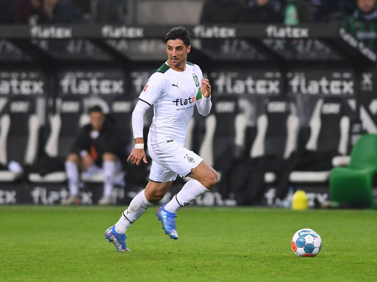 Lars Stindl von Borussia Mönchengladbach, läuft am 20. November 2021 mit dem Ball über den Platz.