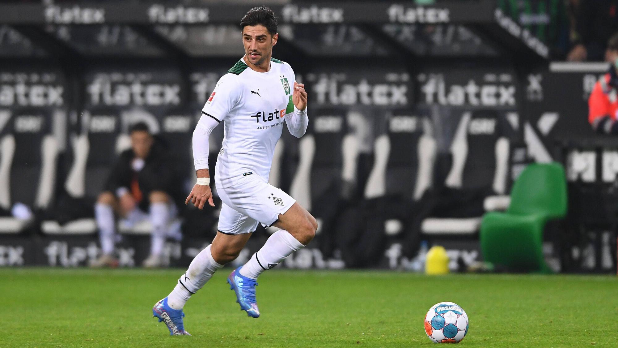 Lars Stindl von Borussia Mönchengladbach, läuft am 20. November 2021 mit dem Ball über den Platz.