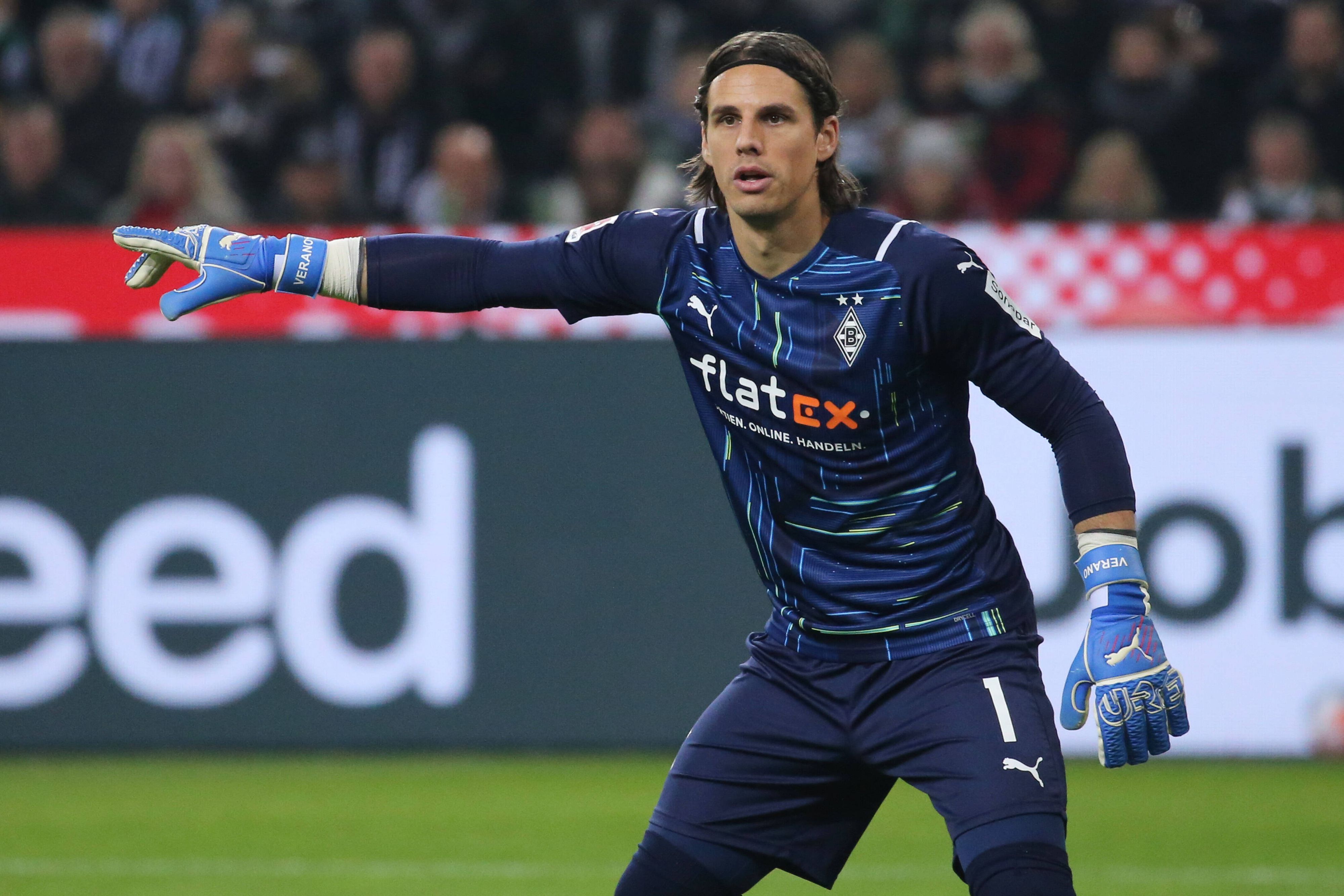 Yann Sommer, Torwart von Borussia Mönchengladbach, mit konzentriertem Blick und ausgestrecktem Arm im Bundesligaspiel seines Team gegen Greuther Fürth am 20. November 2021.