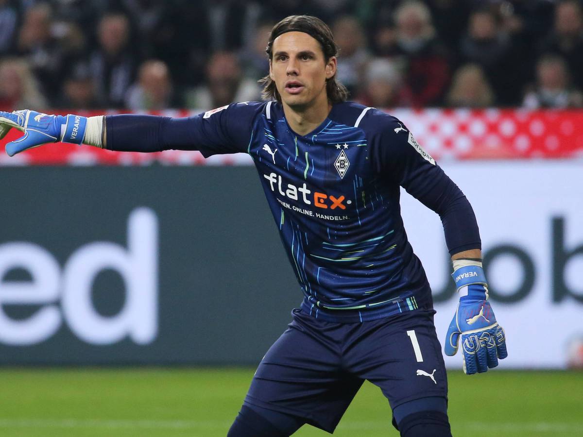 Yann Sommer, Torwart von Borussia Mönchengladbach, mit konzentriertem Blick und ausgestrecktem Arm im Bundesligaspiel seines Team gegen Greuther Fürth am 20. November 2021.