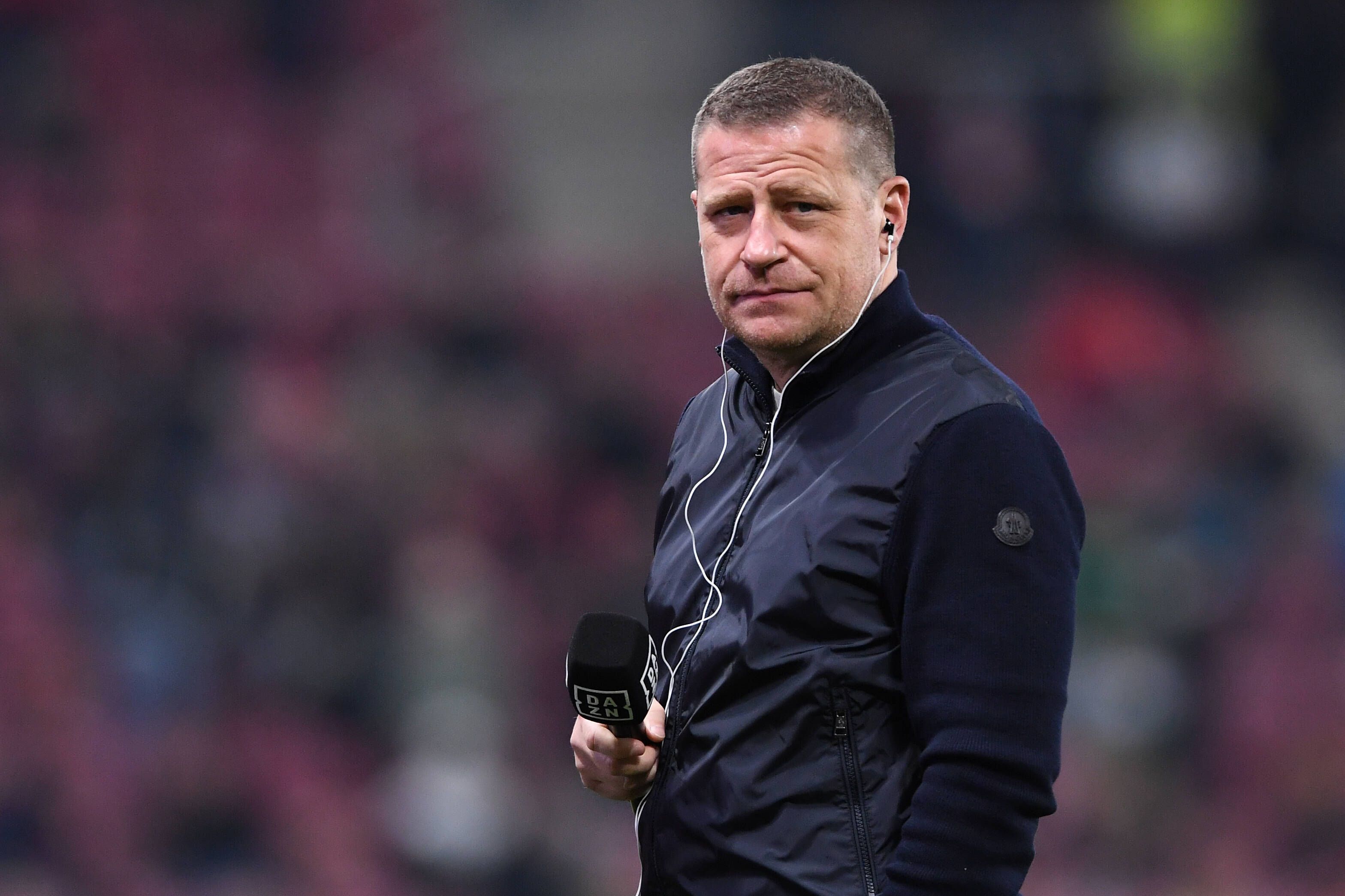 Max Eberl, Manager von Fußball-Bundesligist Borussia Mönchengladbach. Auf diesem Foto ist der 48-Jährige am 5. November 2021 in Mainz zu sehen. Eberl hält ein Mikrofon in seiner rechten Hand.