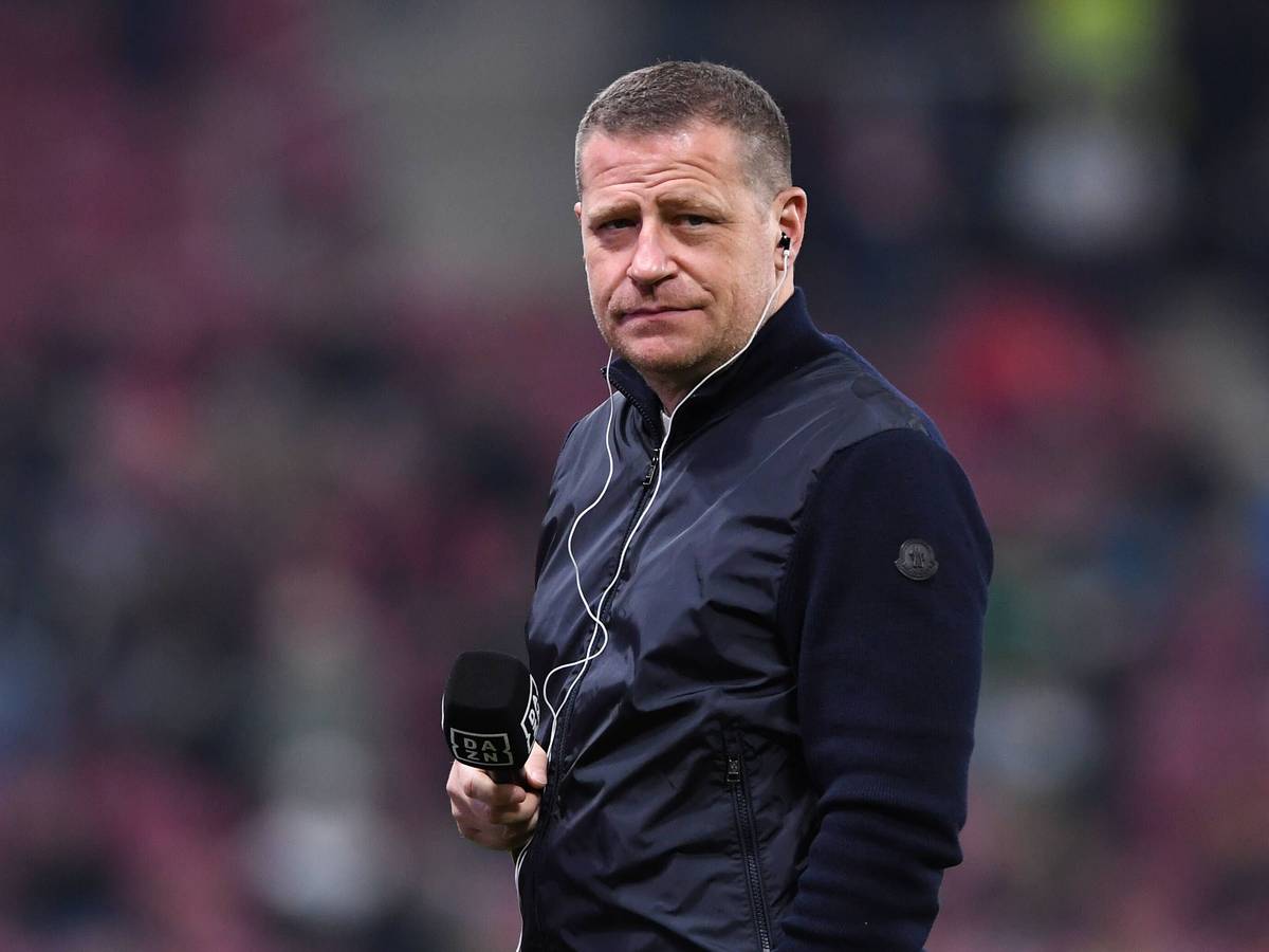 Max Eberl, Manager von Fußball-Bundesligist Borussia Mönchengladbach. Auf diesem Foto ist der 48-Jährige am 5. November 2021 in Mainz zu sehen. Eberl hält ein Mikrofon in seiner rechten Hand.