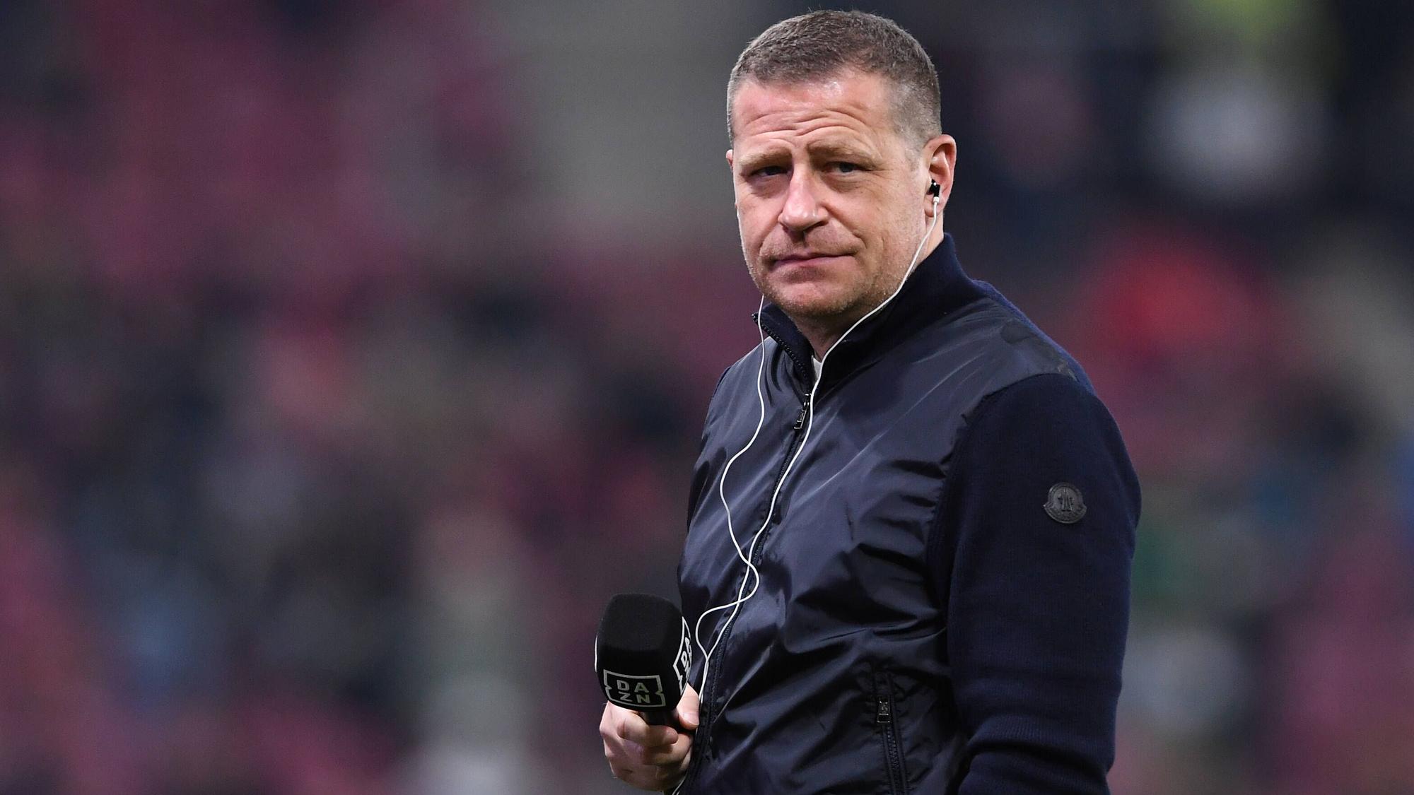 Max Eberl, Manager von Fußball-Bundesligist Borussia Mönchengladbach. Auf diesem Foto ist der 48-Jährige am 5. November 2021 in Mainz zu sehen. Eberl hält ein Mikrofon in seiner rechten Hand.