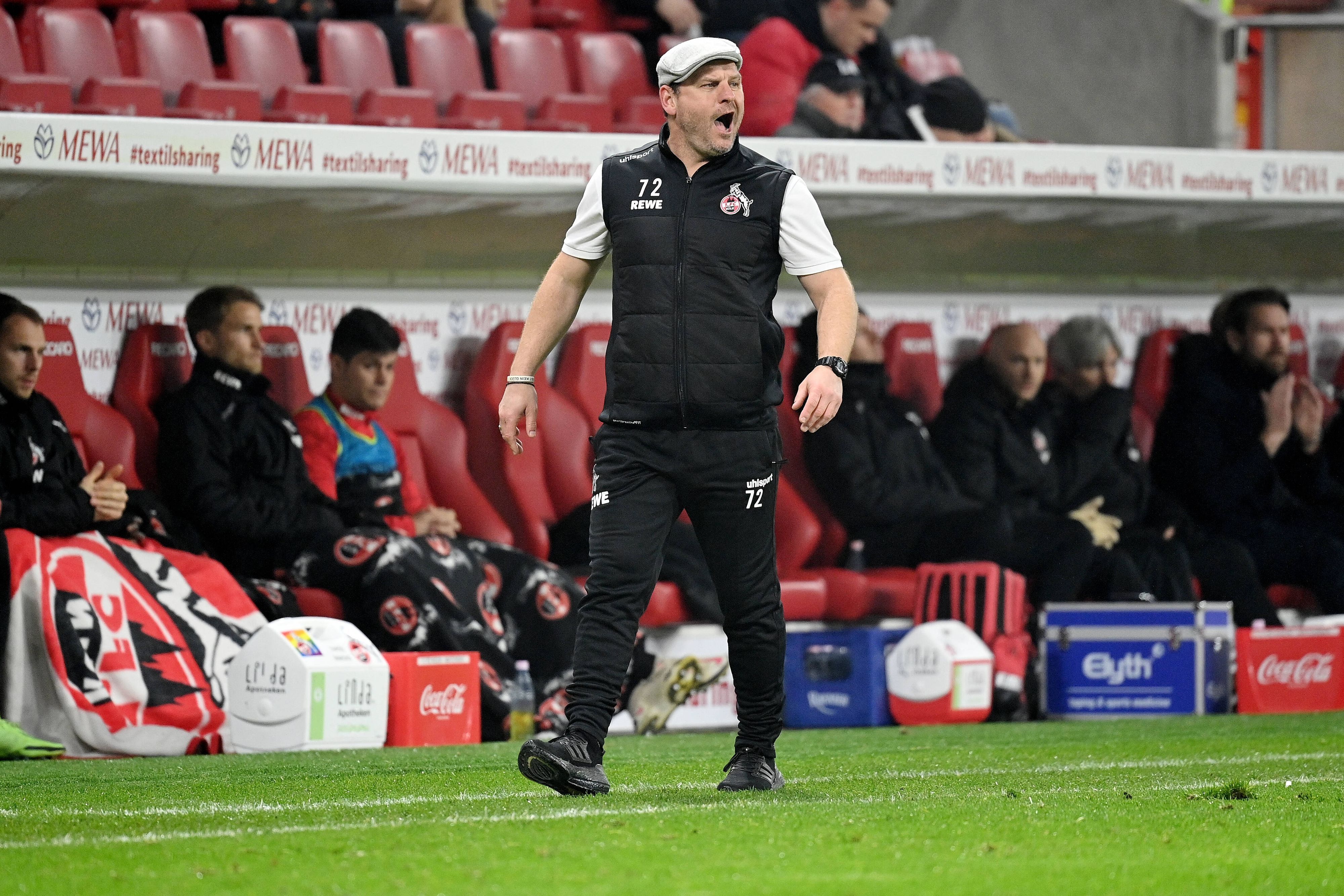 Steffen Baumgart, Trainer des Bundesligisten 1. FC Köln. Auf diesem Foto ist der Fußballlehrer am 21. November 2021 beim Spiel in Mainz zu sehen. Baumgart trägt eine Mütze und schreit etwas auf das Spielfeld.