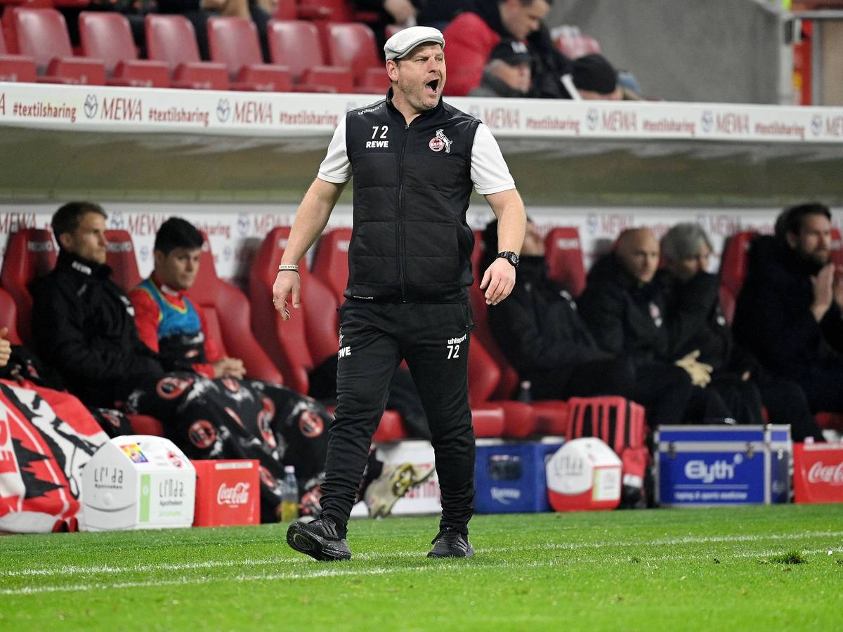 Steffen Baumgart, Trainer des Bundesligisten 1. FC Köln. Auf diesem Foto ist der Fußballlehrer am 21. November 2021 beim Spiel in Mainz zu sehen. Baumgart trägt eine Mütze und schreit etwas auf das Spielfeld.