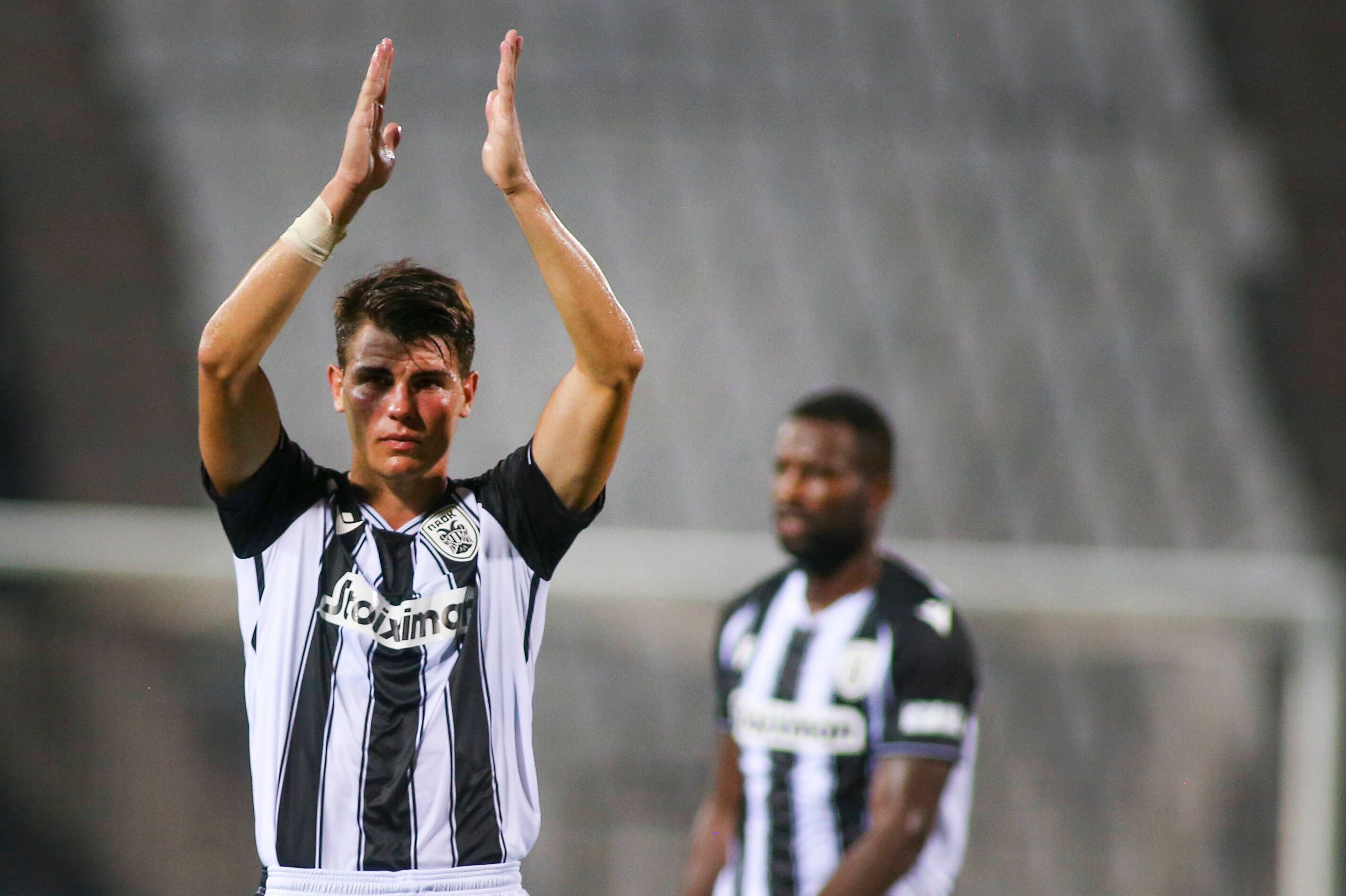 Angreifer Giorgos Koutsias (l.) vom griechischen Erstligisten PAOK Saloniki. Auf diesem Foto ist der 17-Jährige am 19. August 2021 zu sehen. Koutsias hat die Arme über dem Kopf und klatscht in die Hände.