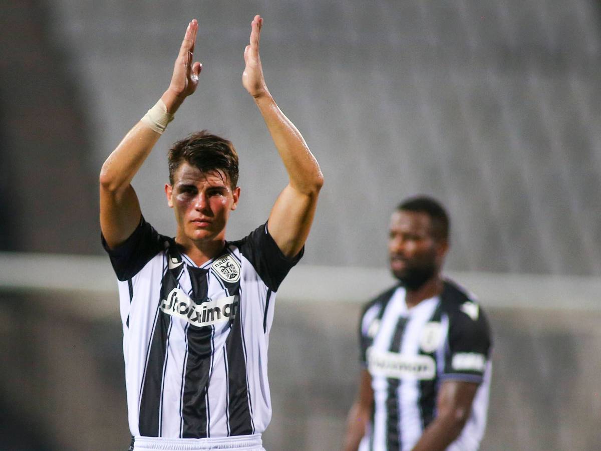 Angreifer Giorgos Koutsias (l.) vom griechischen Erstligisten PAOK Saloniki. Auf diesem Foto ist der 17-Jährige am 19. August 2021 zu sehen. Koutsias hat die Arme über dem Kopf und klatscht in die Hände.