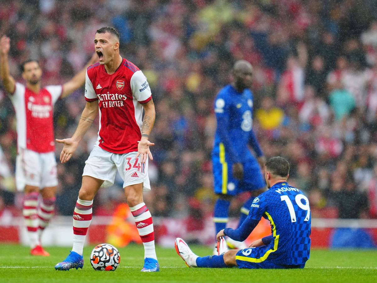 Granit Xhaka (l.), ehemaliger Kapitän von Fußball-Bundesligist Borussia Mönchengladbach, im Trikot von Arsenal London am 22. August 2021 im Premier-League-Duell gegen den FC Chelsea. Xhaka brüllt seinen Unmut heraus und gestikuliert.