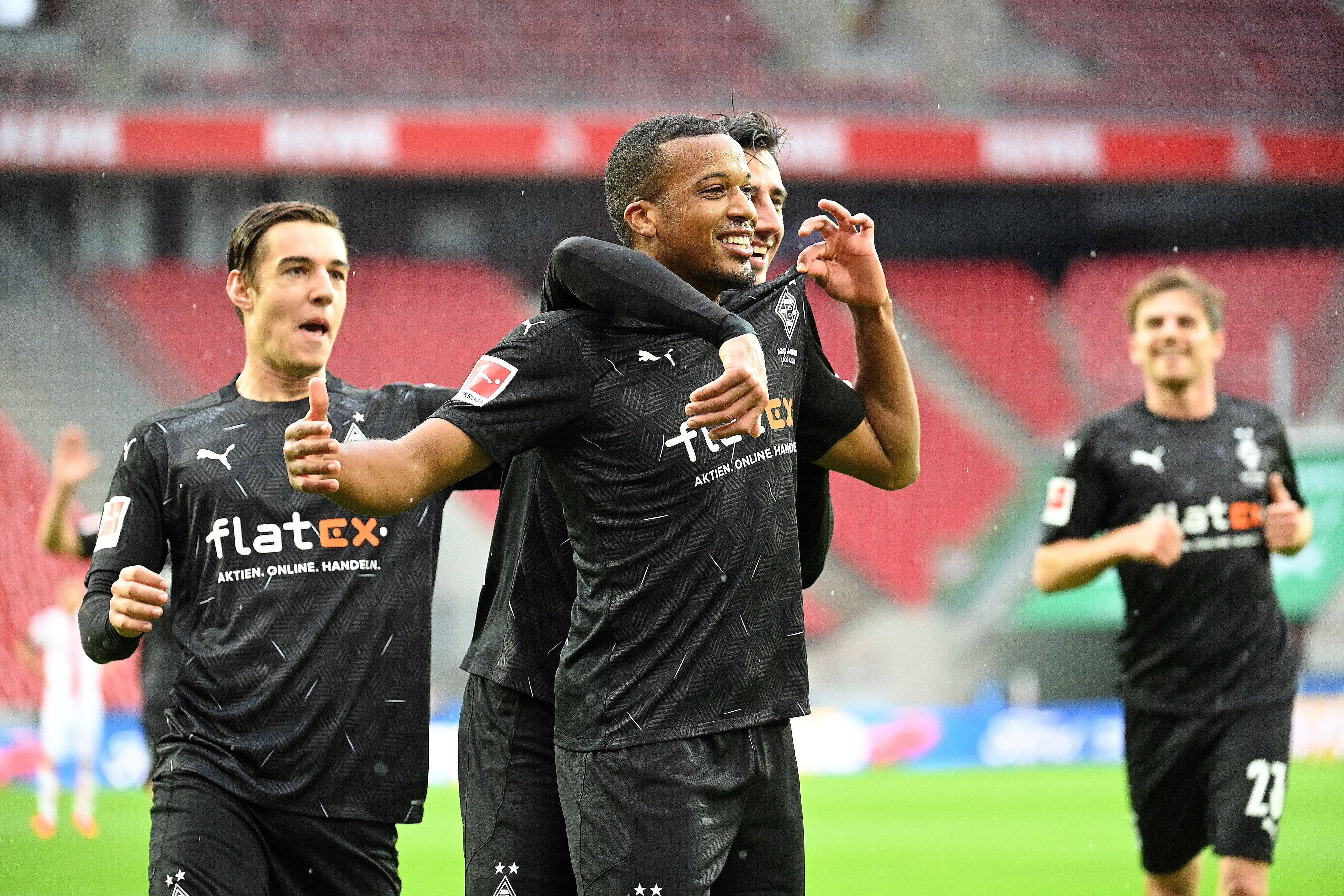 Gladbach-Stürmer Alassane Plea bejubelt ein Tor im Derby beim 1. FC Köln. Dieses Foto stammt vom 3. Oktober 2020. Plea jubelt gemeinsam mit Lars Stindl, Florian Neuhaus, im Hintergrund ist noch Jonas Hofmann zu sehen.
