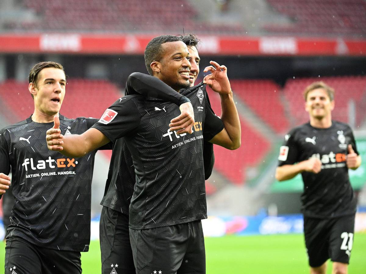Gladbach-Stürmer Alassane Plea bejubelt ein Tor im Derby beim 1. FC Köln. Dieses Foto stammt vom 3. Oktober 2020. Plea jubelt gemeinsam mit Lars Stindl, Florian Neuhaus, im Hintergrund ist noch Jonas Hofmann zu sehen.