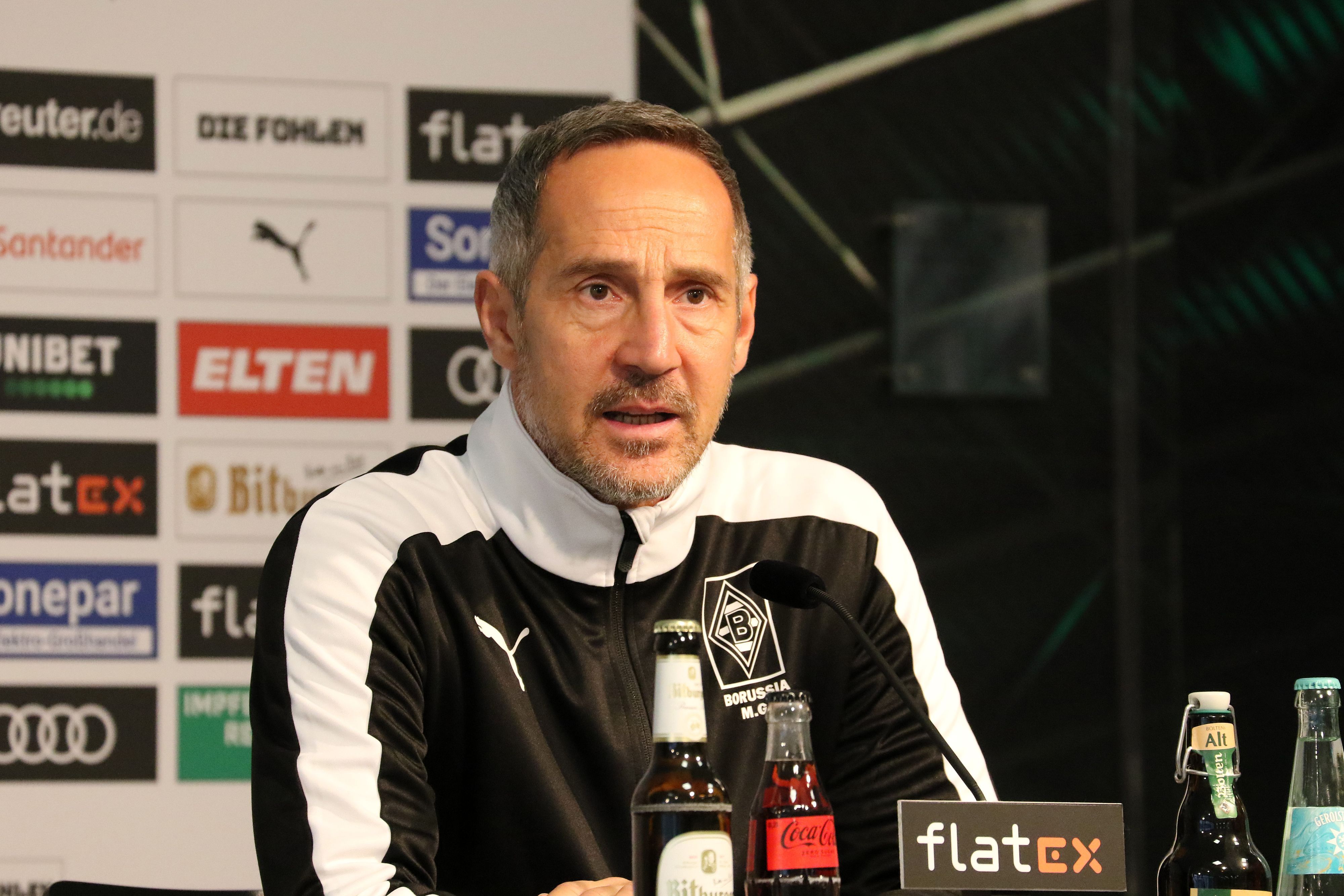 Adi Hütter, Trainer von Borussia Mönchengladbach, spricht am 25. November 2021 bei einer Pressekonferenz im Borussia-Park über das Derby beim 1. FC Köln. Hütter redet in ein Mikrofon auf dem Podium.