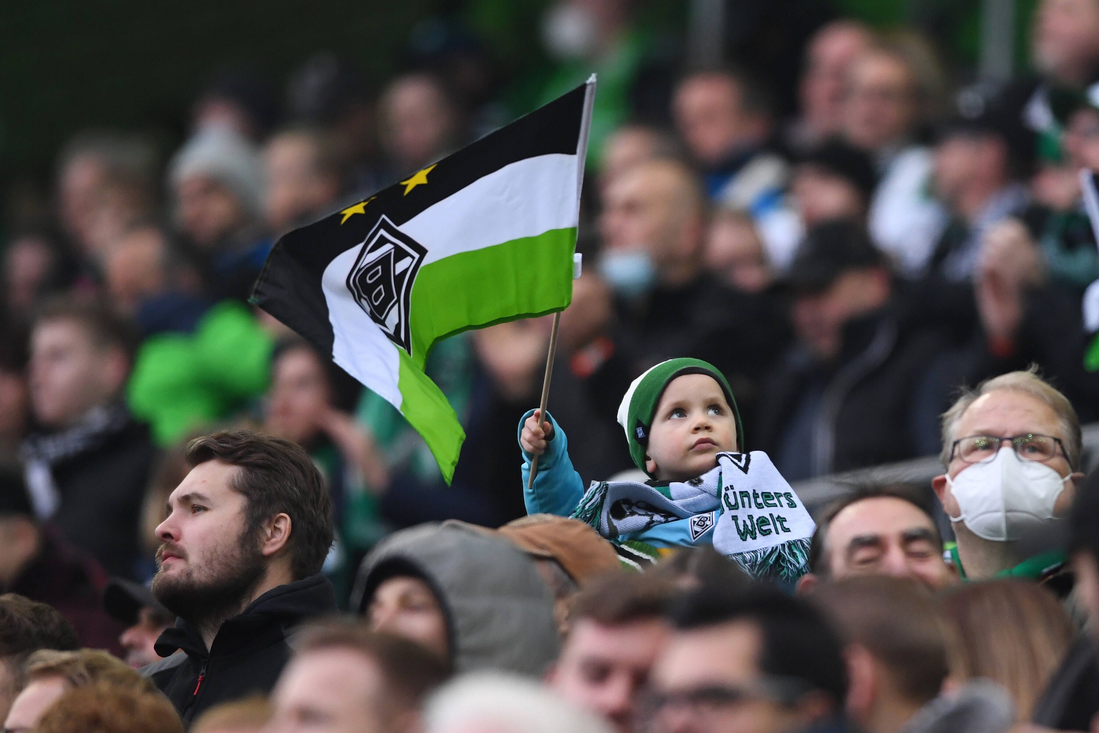 Fans und Zuschauer im Borussia-Park. Dieses Foto stammt vom 20. November 2021 und ist während des Bundesligaspiels von Borussia Mönchengladbach gegen Greuther Fürth entstanden. Ein Kind schwenkt eine Borussia-Fahne.