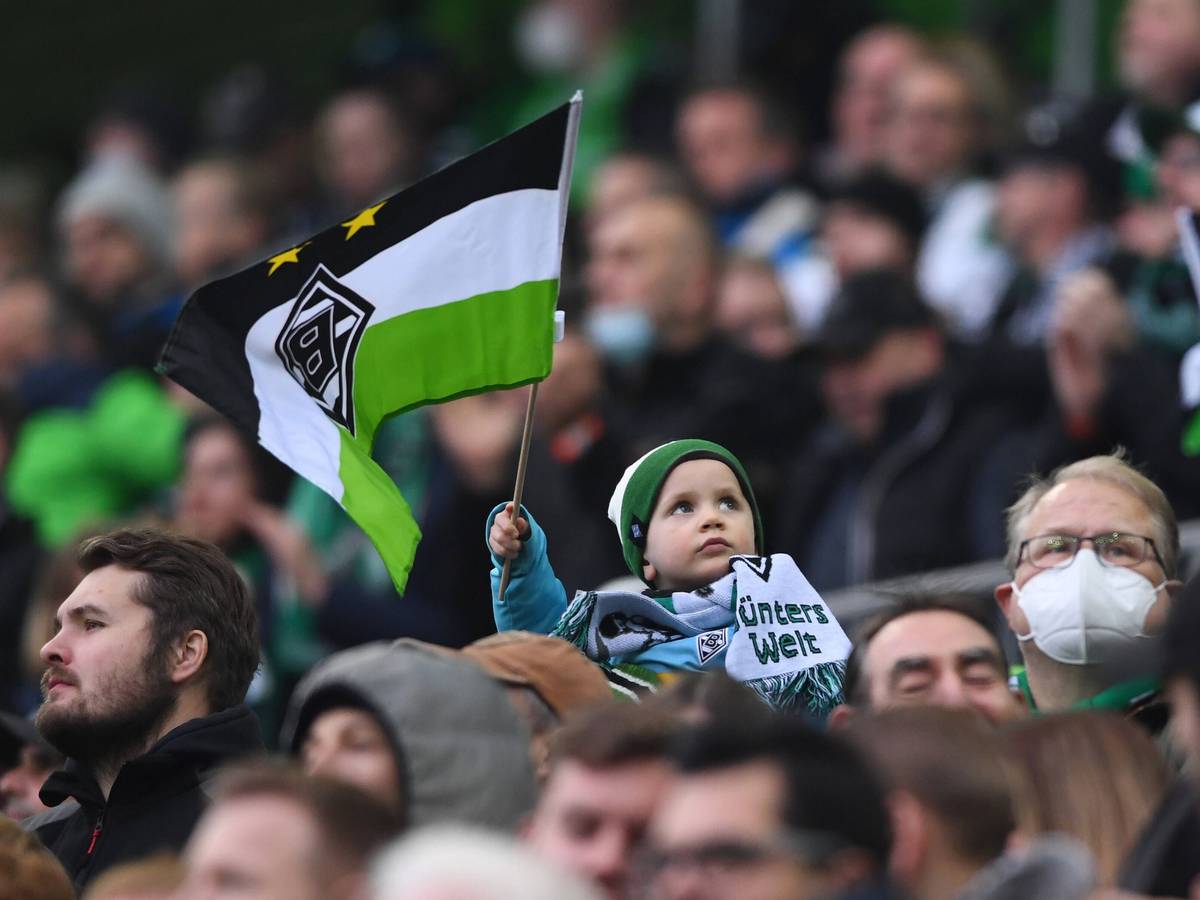 Fans und Zuschauer im Borussia-Park. Dieses Foto stammt vom 20. November 2021 und ist während des Bundesligaspiels von Borussia Mönchengladbach gegen Greuther Fürth entstanden. Ein Kind schwenkt eine Borussia-Fahne.
