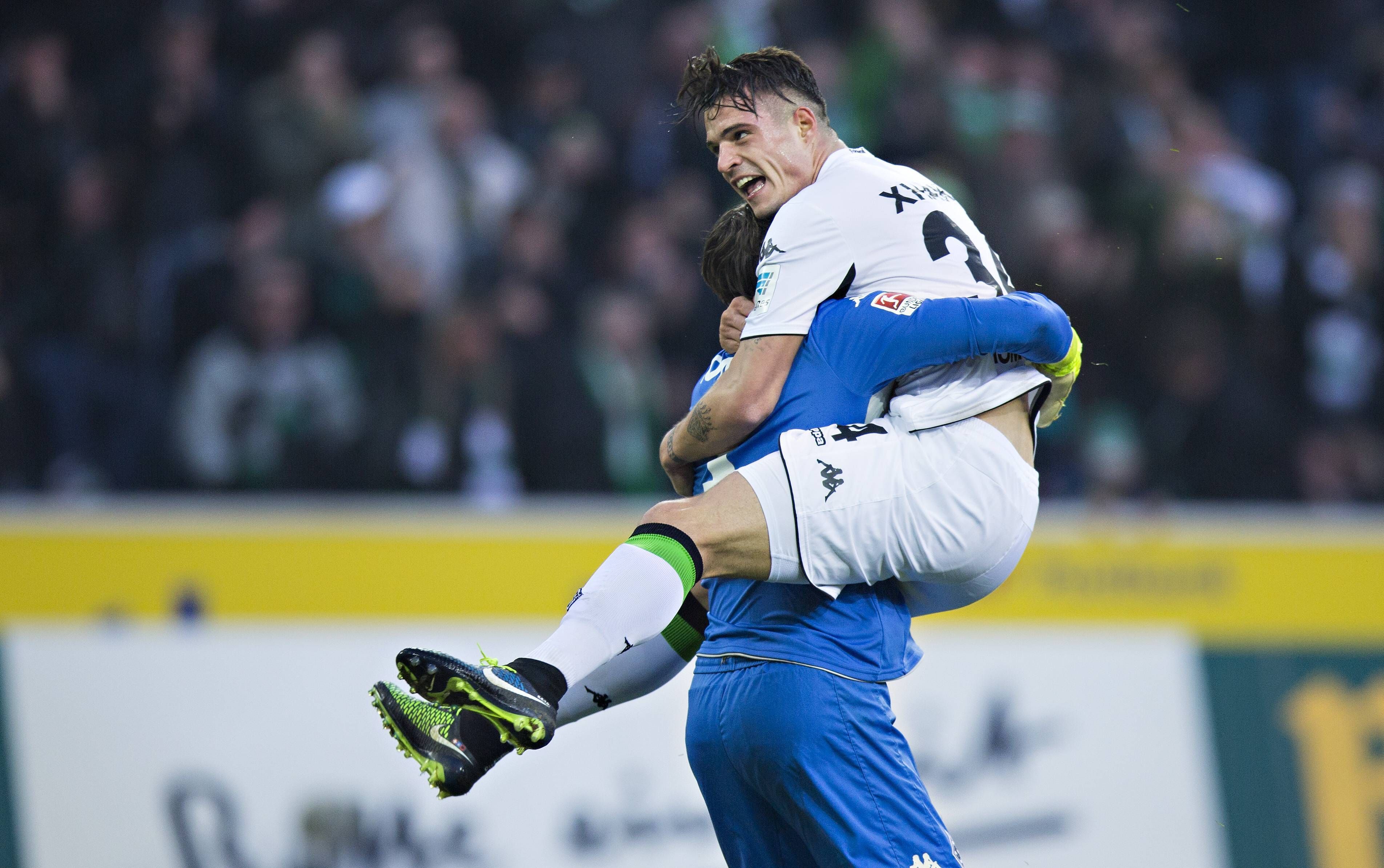 Granit Xhaka (r.) springt am 14. Februar 2015 seinem Schweizer Landsmann und Torhüter Yann Sommer in die Arme. Kurz zuvor hatte Xhaka, der mittlerweile bei Arsenal London unter Vertrag steht, im Borussia-Park das Derby-Siegtor für Borussia Mönchengladbach gegen Köln erzielt. Xhaka schreit seine Freude heraus.