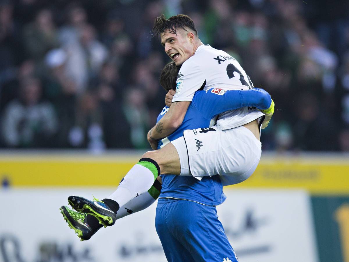 Granit Xhaka (r.) springt am 14. Februar 2015 seinem Schweizer Landsmann und Torhüter Yann Sommer in die Arme. Kurz zuvor hatte Xhaka, der mittlerweile bei Arsenal London unter Vertrag steht, im Borussia-Park das Derby-Siegtor für Borussia Mönchengladbach gegen Köln erzielt. Xhaka schreit seine Freude heraus.