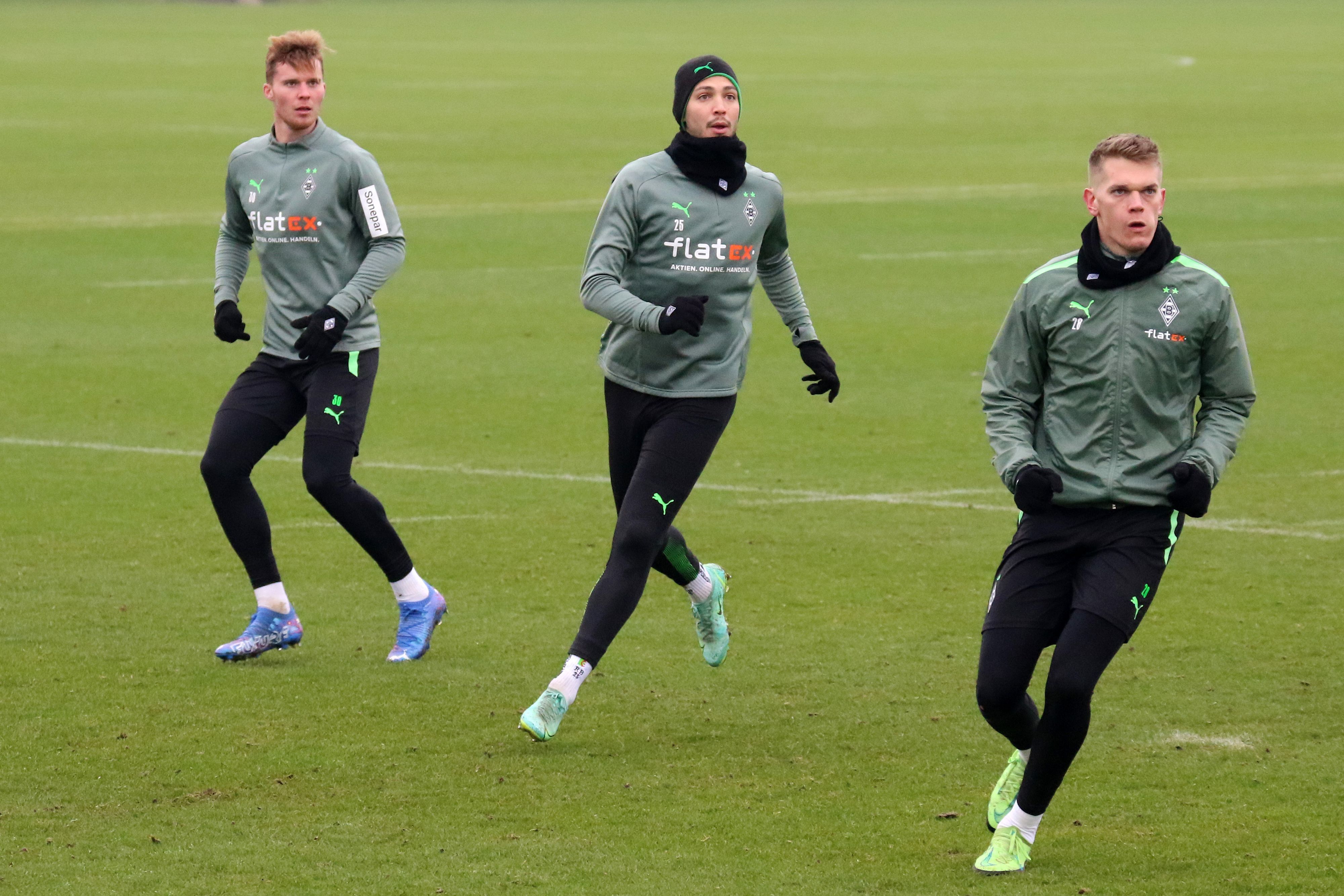Nico Elvedi (l.) von Borussia Mönchengladbach mit Ramy Bensebaini (Mitte) und Matthias Ginter bei einer Trainingseinheit am 25. November 2021 im Borussia-Park.