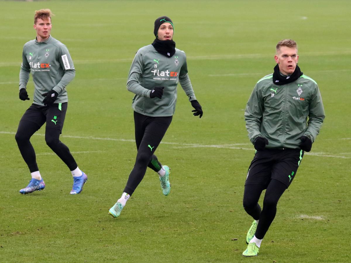 Nico Elvedi (l.) von Borussia Mönchengladbach mit Ramy Bensebaini (Mitte) und Matthias Ginter bei einer Trainingseinheit am 25. November 2021 im Borussia-Park.