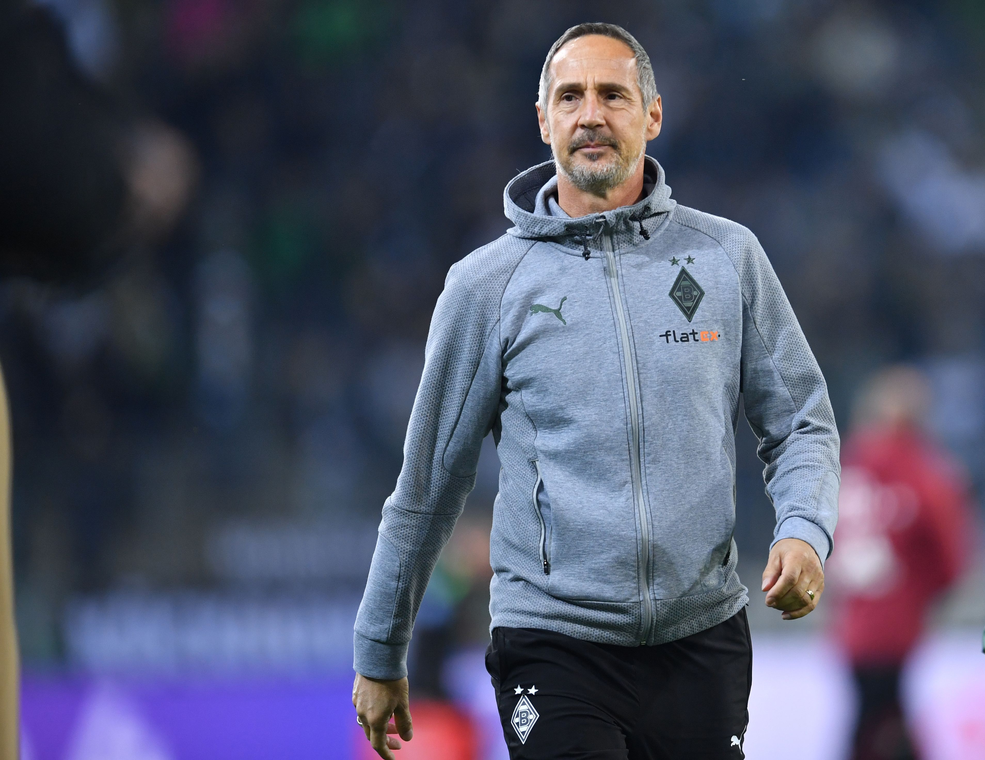Adi Hütter, Trainer von Fußball-Bundesligist Borussia Mönchengladbach. Auf diesem Foto ist der Österreicher am 27. Oktober 2021 im Borussia-Park zu sehen. Hütter blickt nach vorne.