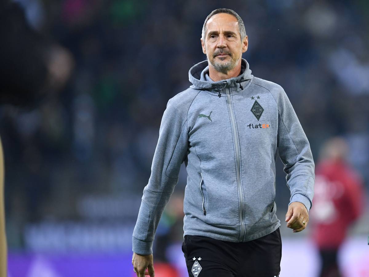 Adi Hütter, Trainer von Fußball-Bundesligist Borussia Mönchengladbach. Auf diesem Foto ist der Österreicher am 27. Oktober 2021 im Borussia-Park zu sehen. Hütter blickt nach vorne.