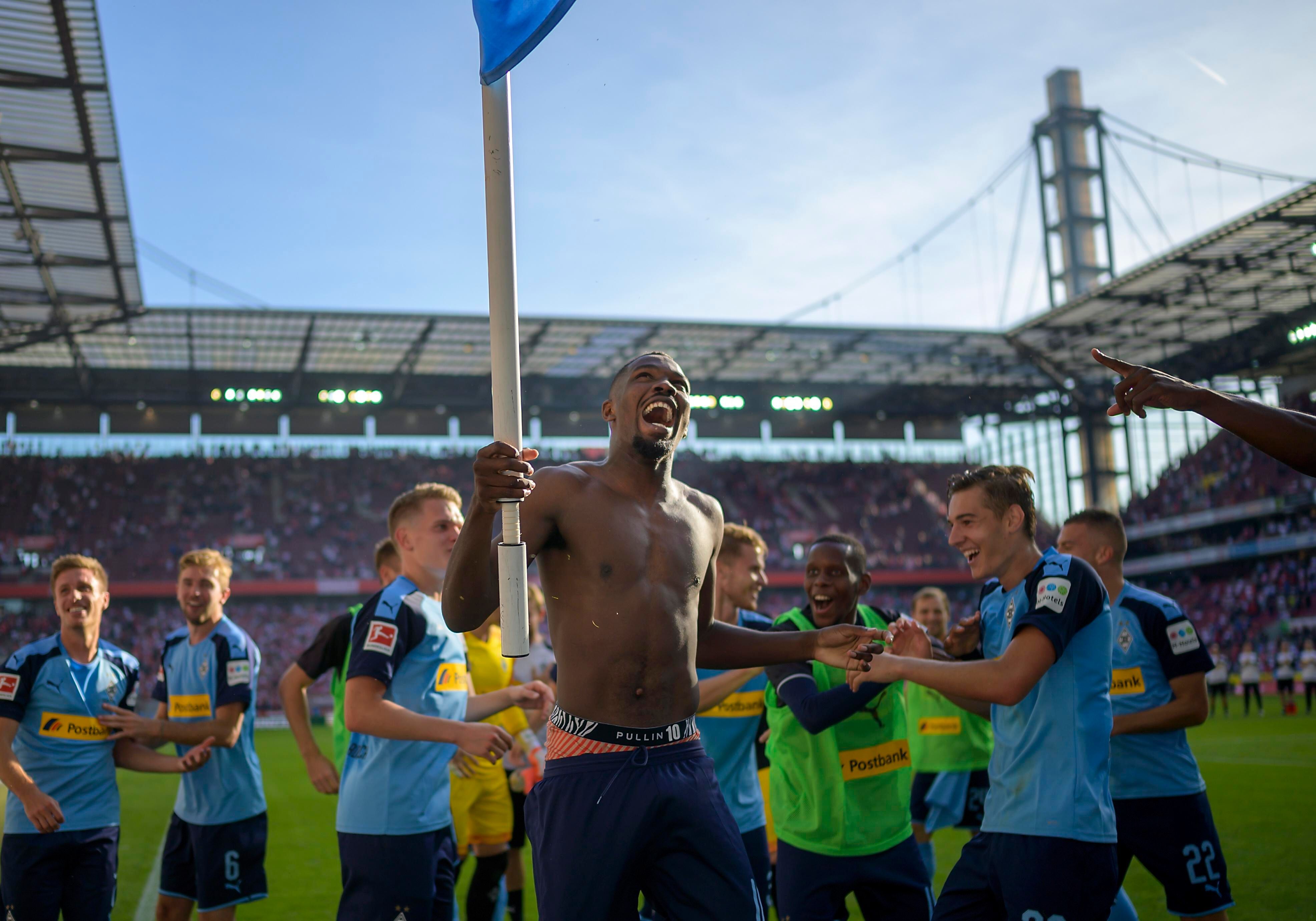 Schlussjubel von Borussia Mönchengladbach vor den mitgereisten Fans: Marcus THURAM (vorne) sein Trikot über die Eckfahne gezogen.