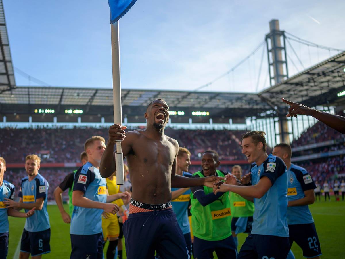 Schlussjubel von Borussia Mönchengladbach vor den mitgereisten Fans: Marcus THURAM (vorne) sein Trikot über die Eckfahne gezogen.