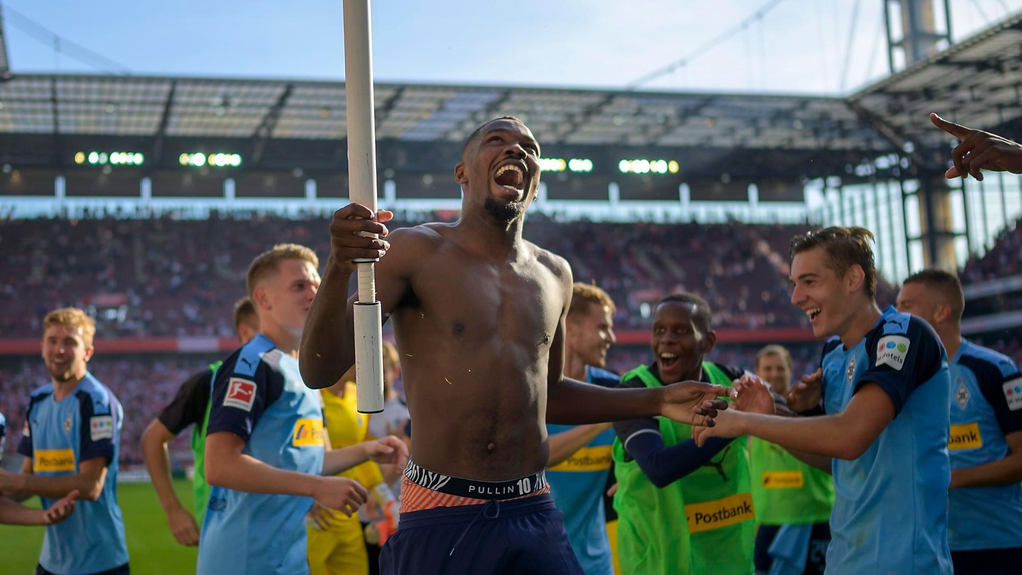 Schlussjubel von Borussia Mönchengladbach vor den mitgereisten Fans: Marcus THURAM (vorne) sein Trikot über die Eckfahne gezogen.