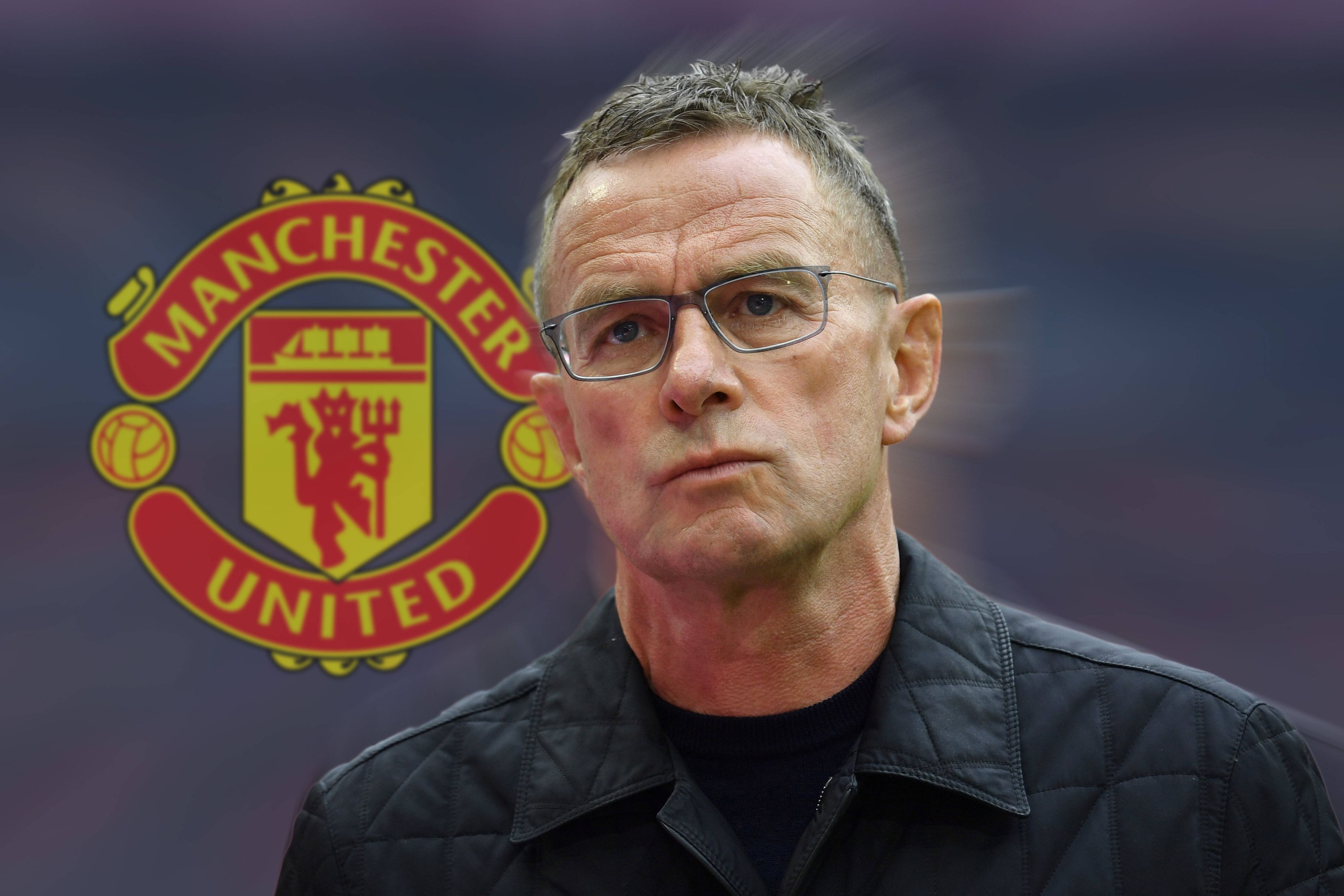 Ralf Rangnick soll neuer Trainer beim Premier-League-Klub Manchester United werden. Diese Aufnahme des 63-Jährigen, der in seiner Jugendzeit Fan von Borussia Mönchengladbach gewesen ist, ist eine Fotomontage. Im Hintergrund ist das Vereinswappen von Manchester United zu sehen.
