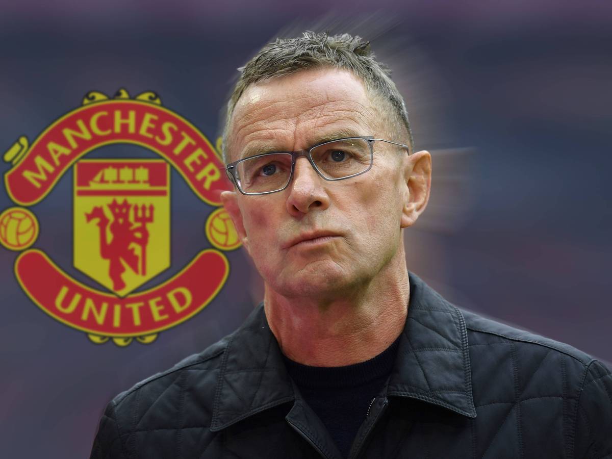 Ralf Rangnick soll neuer Trainer beim Premier-League-Klub Manchester United werden. Diese Aufnahme des 63-Jährigen, der in seiner Jugendzeit Fan von Borussia Mönchengladbach gewesen ist, ist eine Fotomontage. Im Hintergrund ist das Vereinswappen von Manchester United zu sehen.